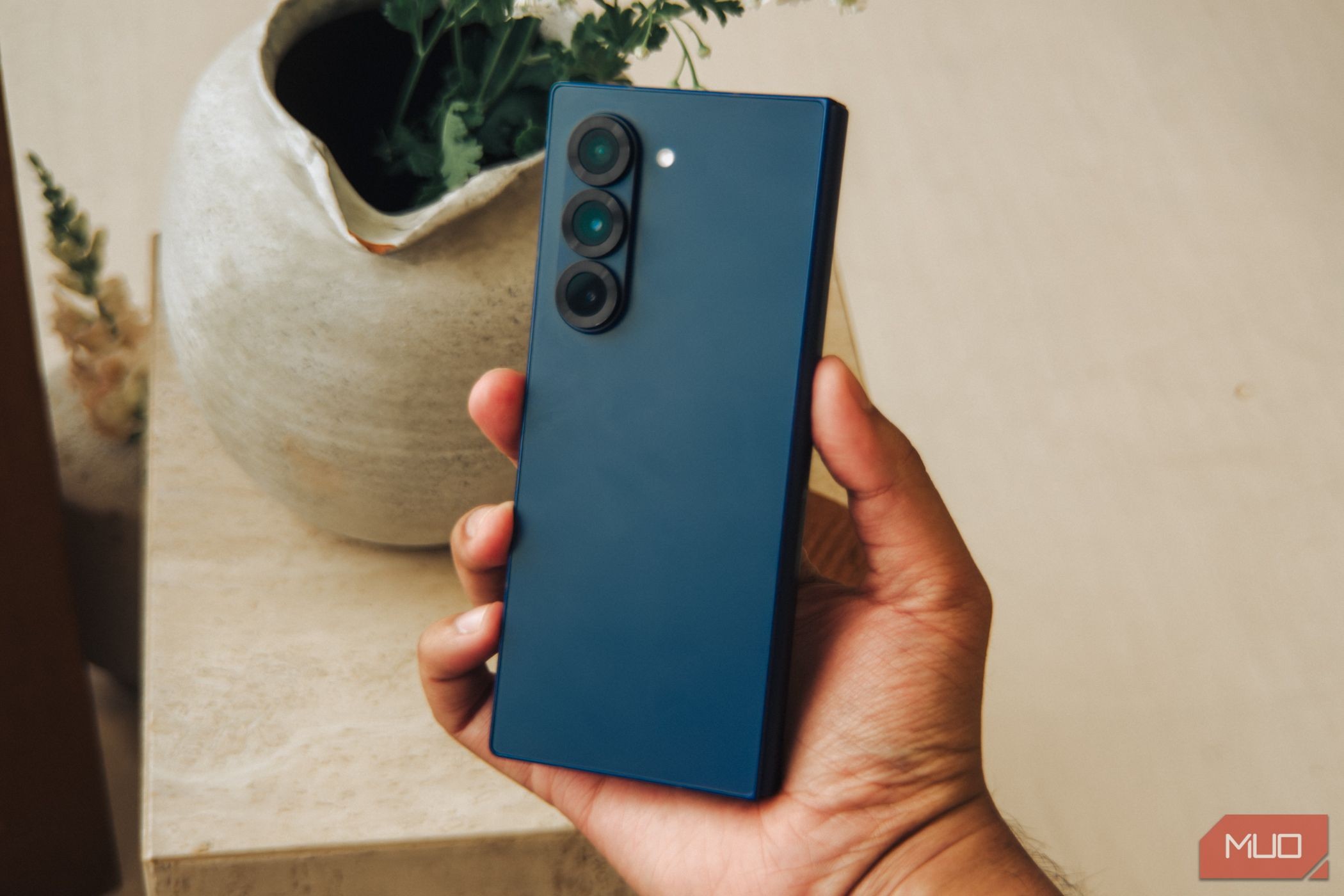 Samsung Galaxy Z Fold 6 trong tay (màu Navy)