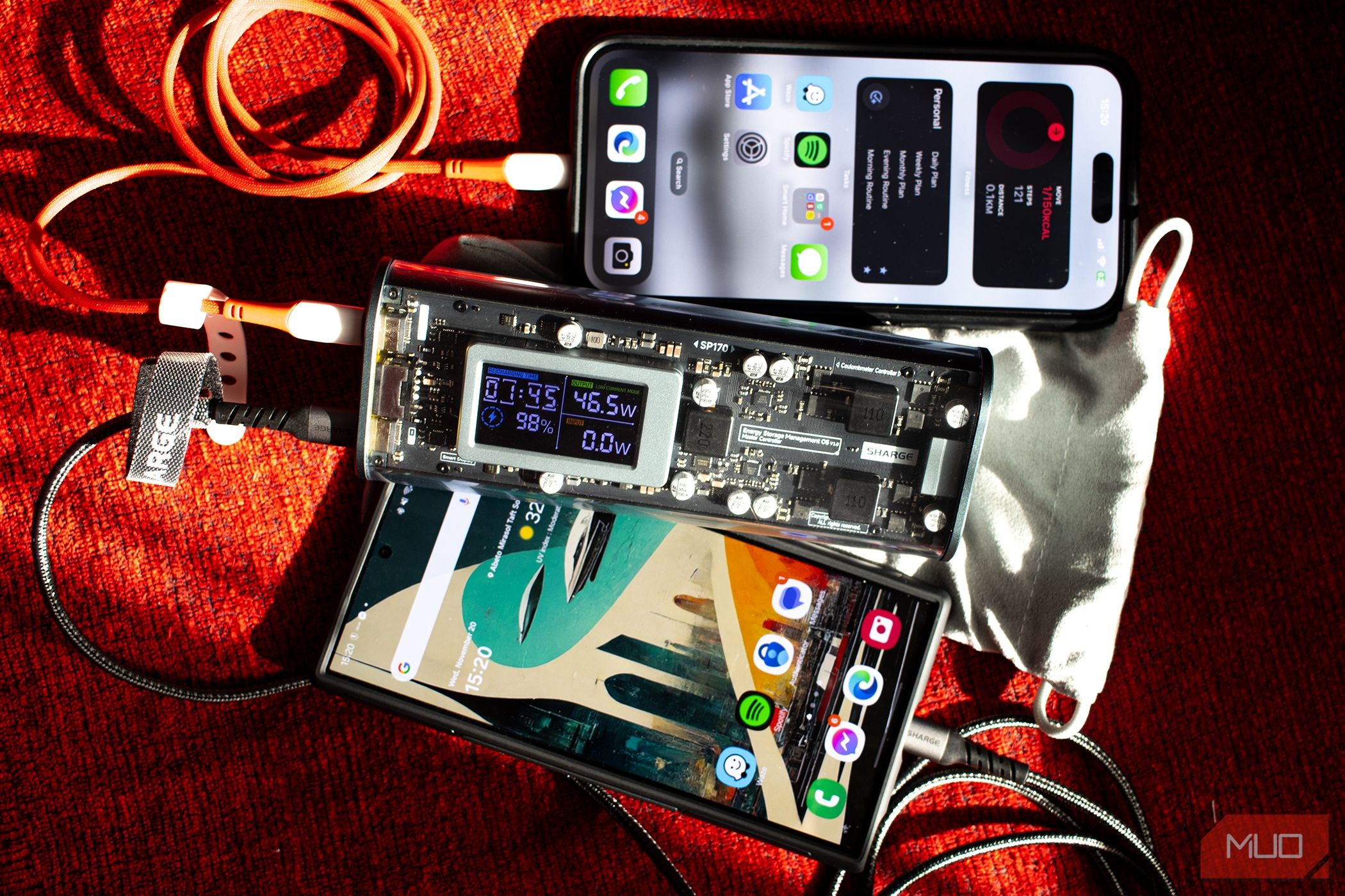 Shargeek 170 đang sạc hai thiết bị