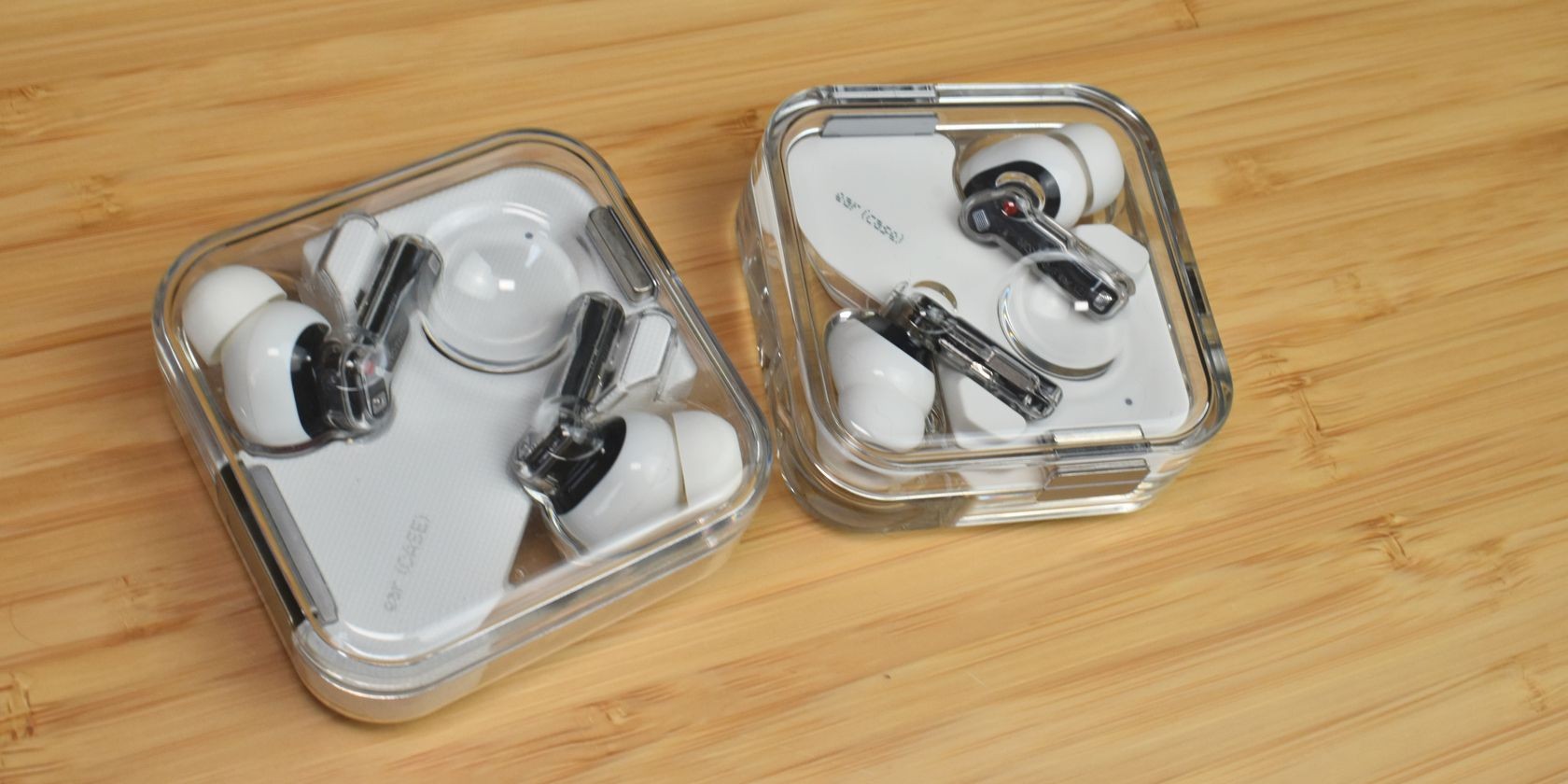 So sánh hộp sạc của Nothing Ear(2) và Ear(1)