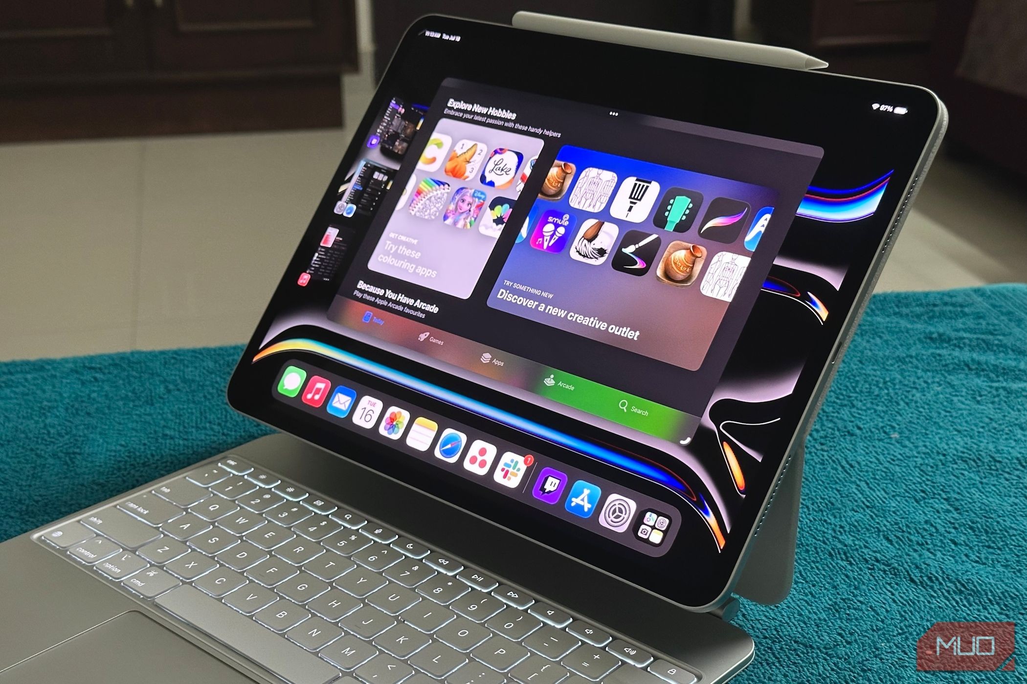 Stage Manager trên iPad Pro gắn với Magic Keyboard