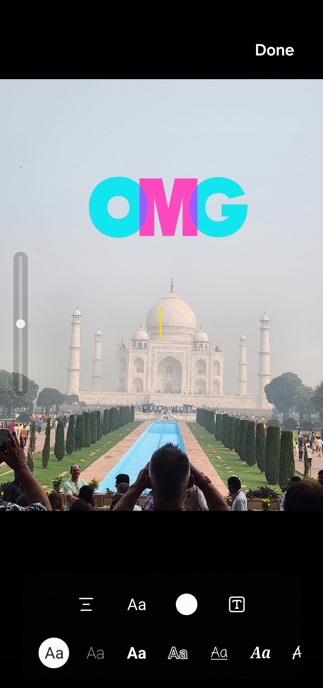 Sticker OMG trên ảnh Taj Mahal trong ứng dụng chỉnh sửa ảnh