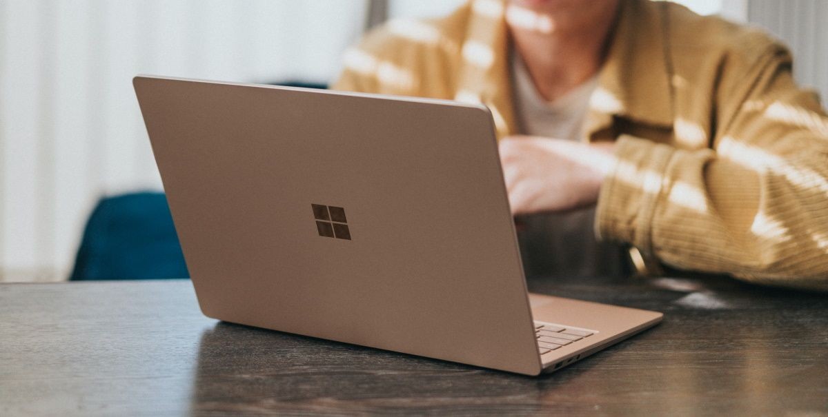 Sử dụng laptop Windows trên bàn gỗ