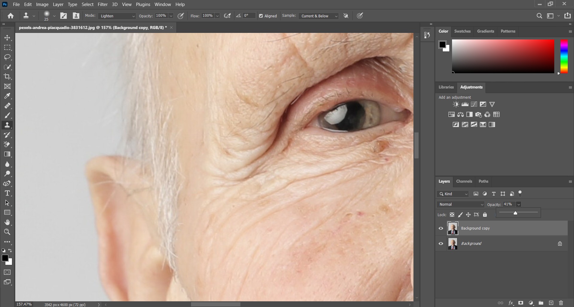 Sử dụng Photoshop để che nếp nhăn trên người đàn ông già