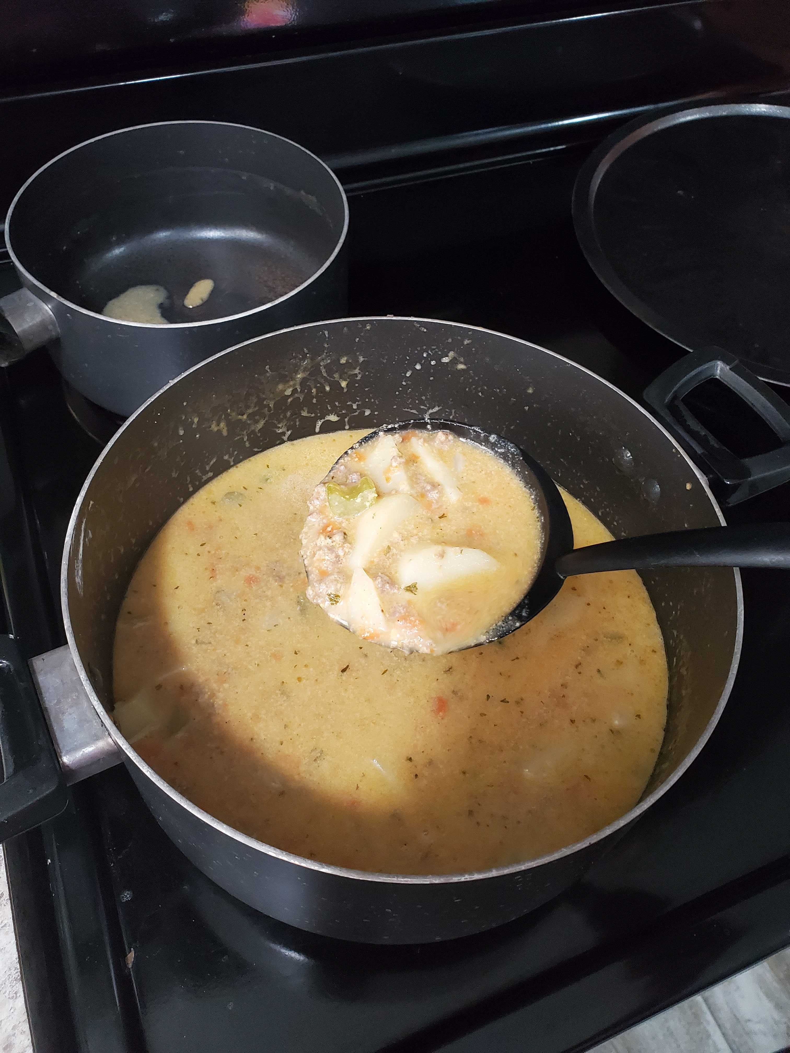 Súp hamburger phô mai được tạo từ công thức của ChatGPT.