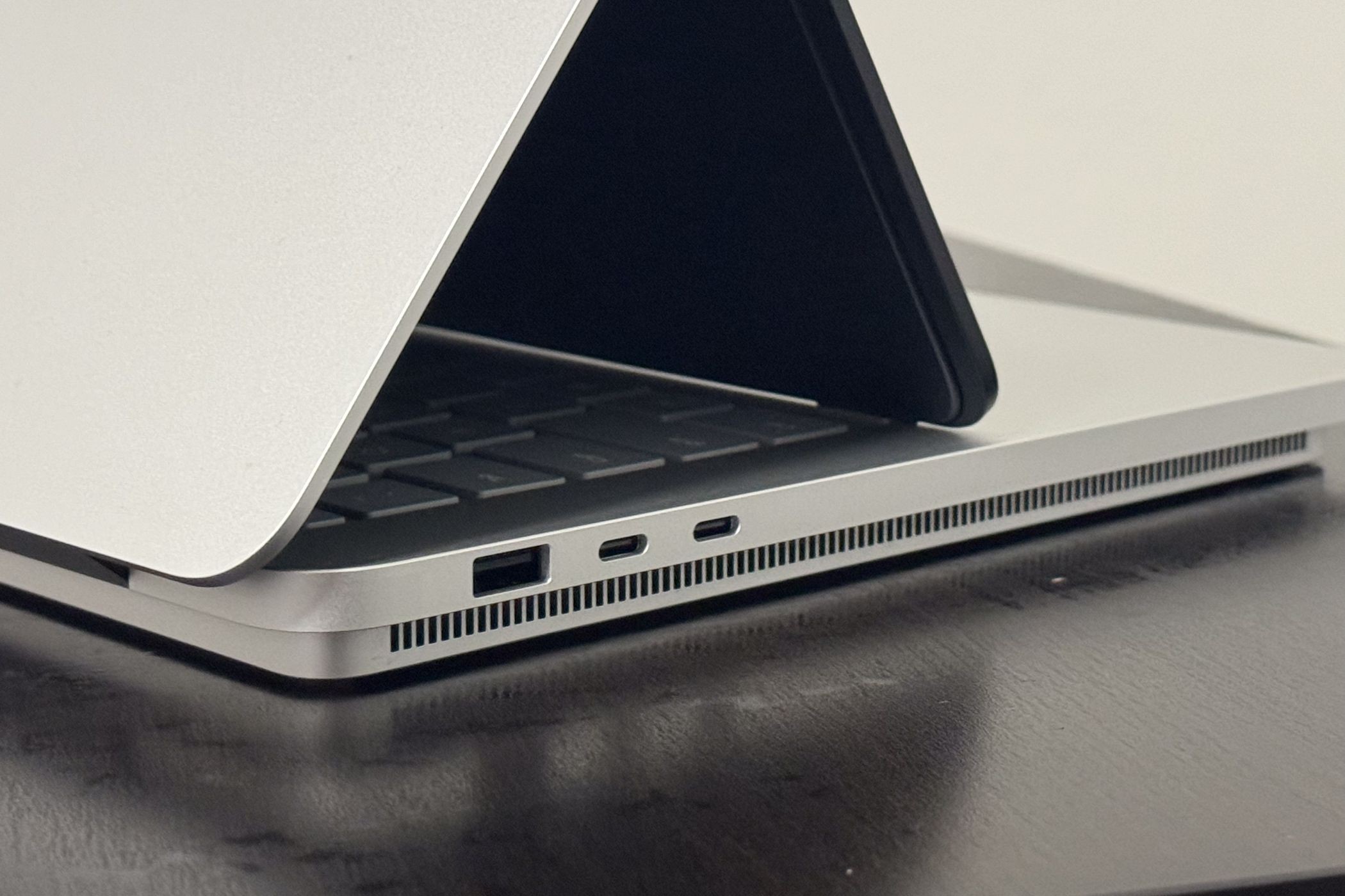 Surface Laptop Studio 2 - các cổng kết nối