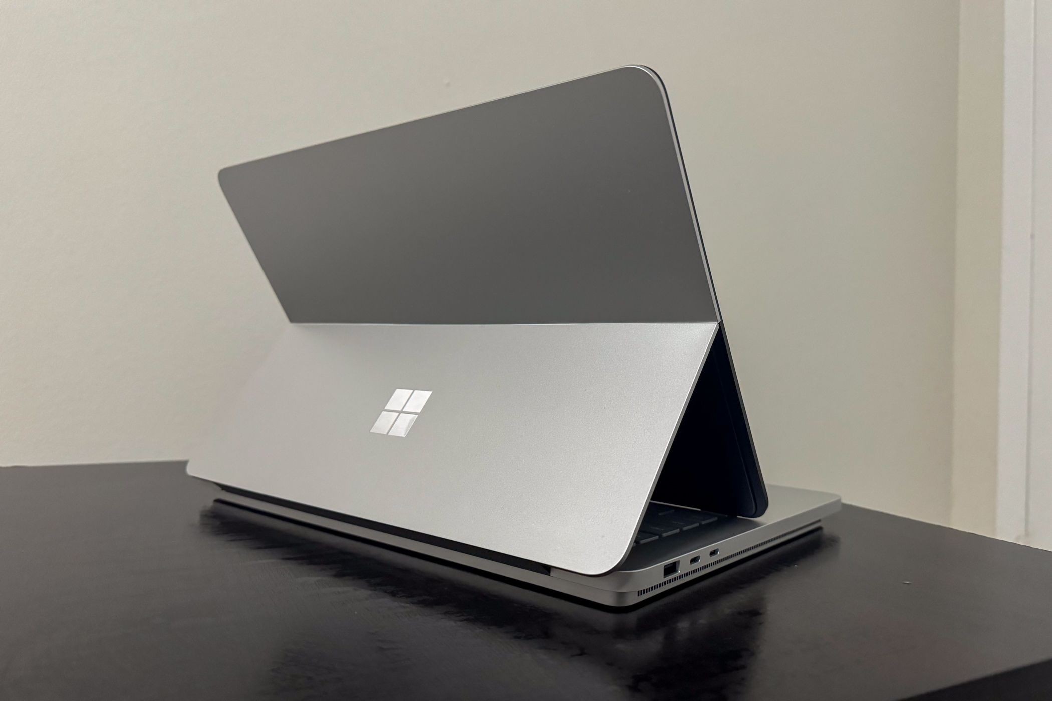 Surface Laptop Studio 2 - chế độ lều nhìn từ phía sau