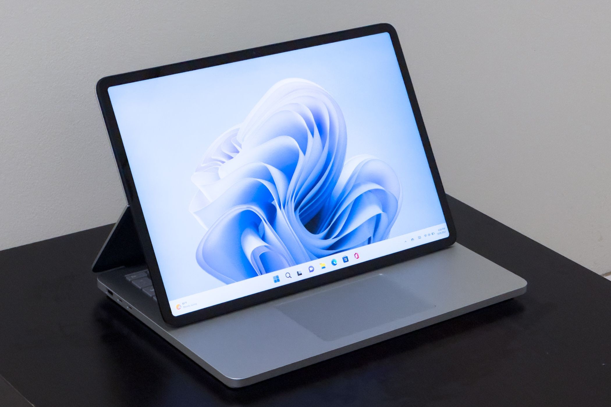 Surface Laptop Studio 2 - chế độ lều nhìn từ phía trước