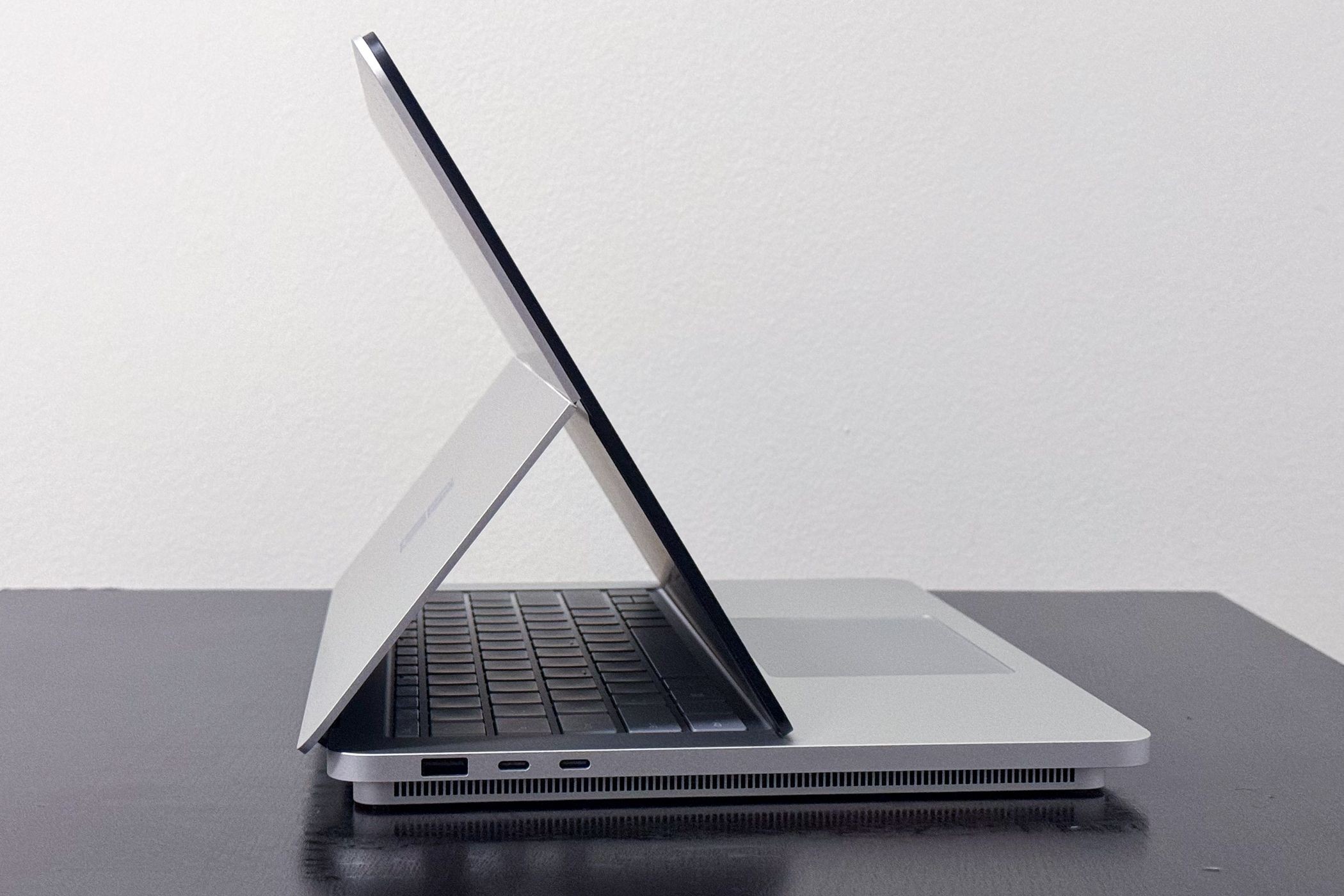 Surface Laptop Studio 2 - màn hình ở chế độ lều nhìn từ bên
