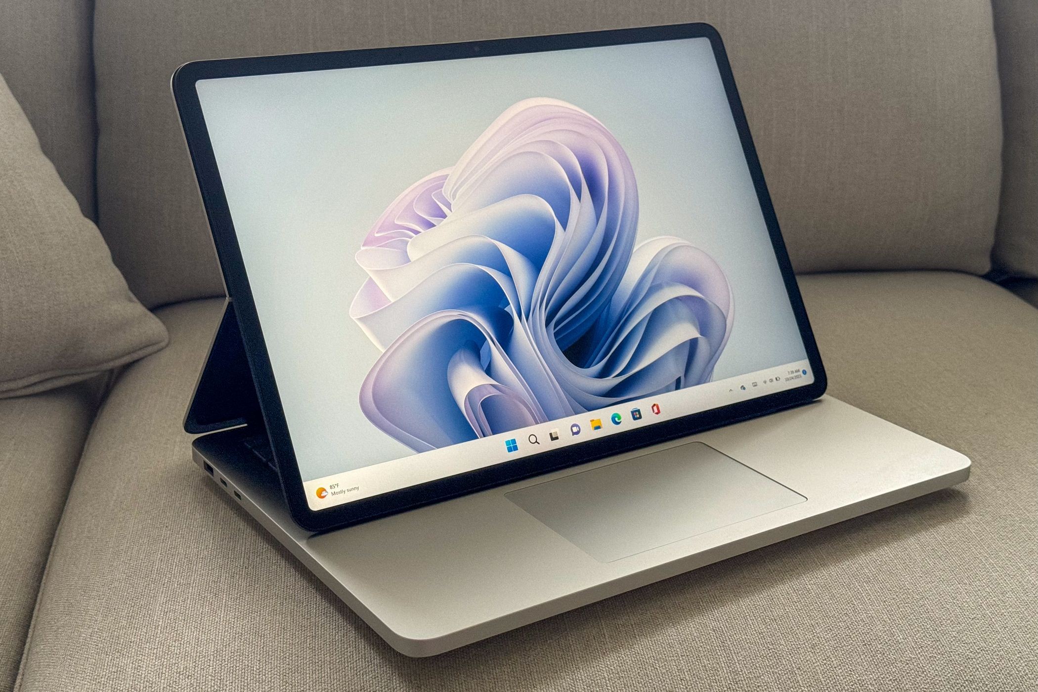 Surface Laptop Studio 2 - màn hình ở chế độ lều nhìn từ phía trước