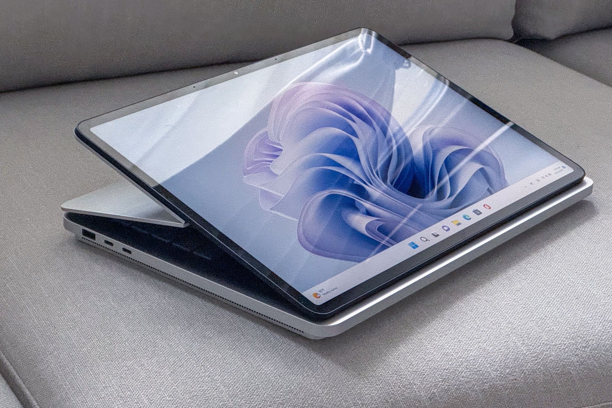 Surface Laptop Studio 2 - màn hình ở chế độ tablet gập lại trên bàn làm việc