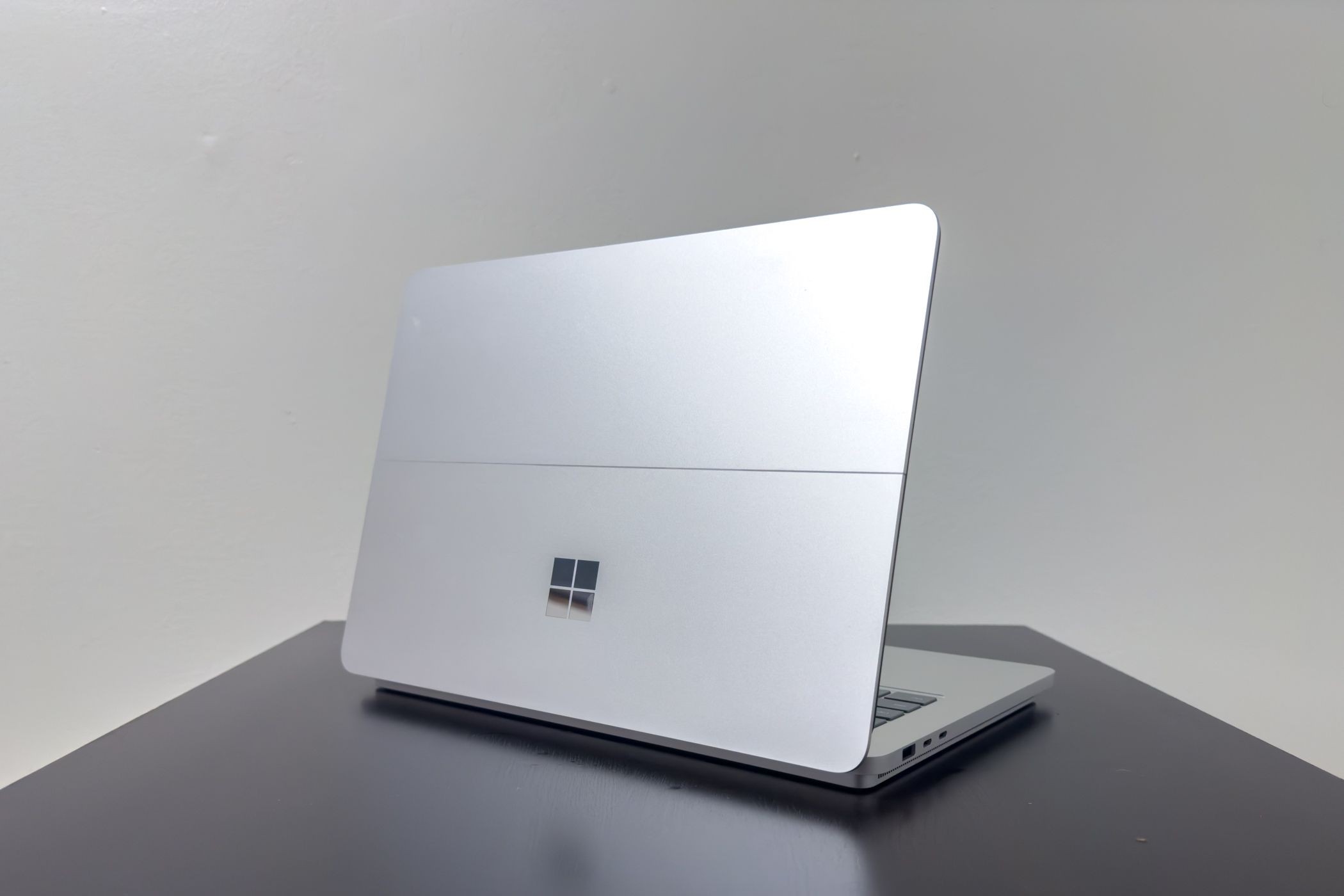 Surface Laptop Studio 2 - mặt sau