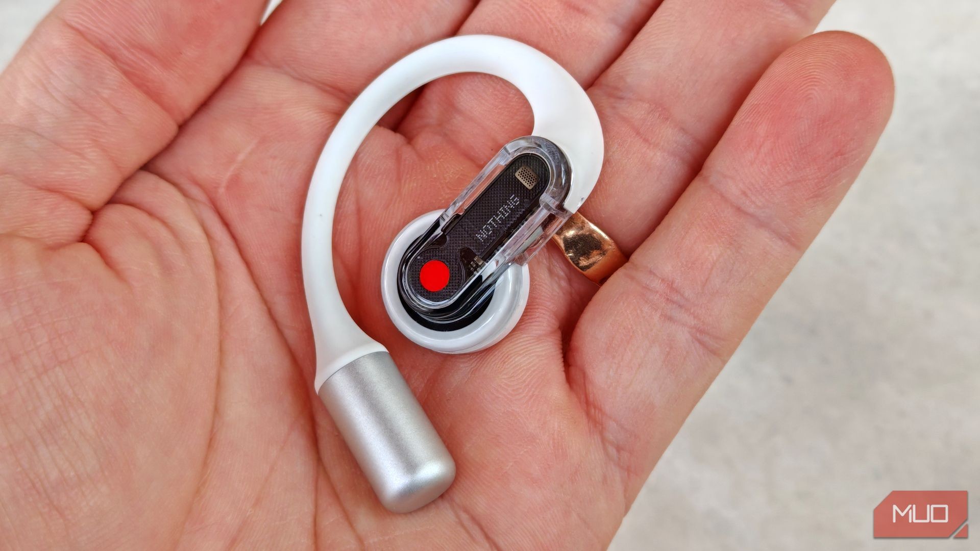 Tai nghe Nothing Ear (open) bên phải được cầm trong tay