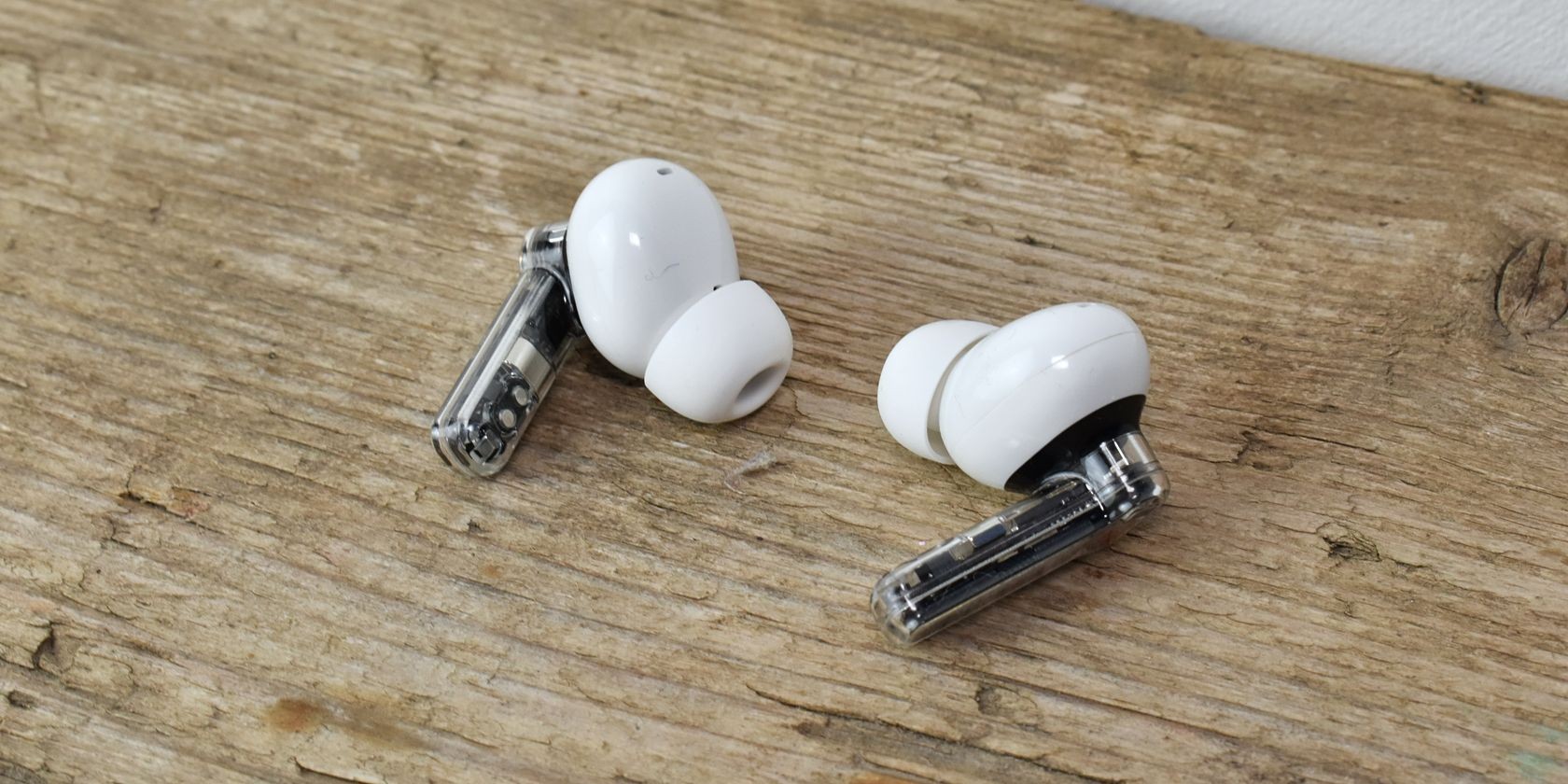 Tai nghe Nothing Ear(2) đặt cạnh nhau