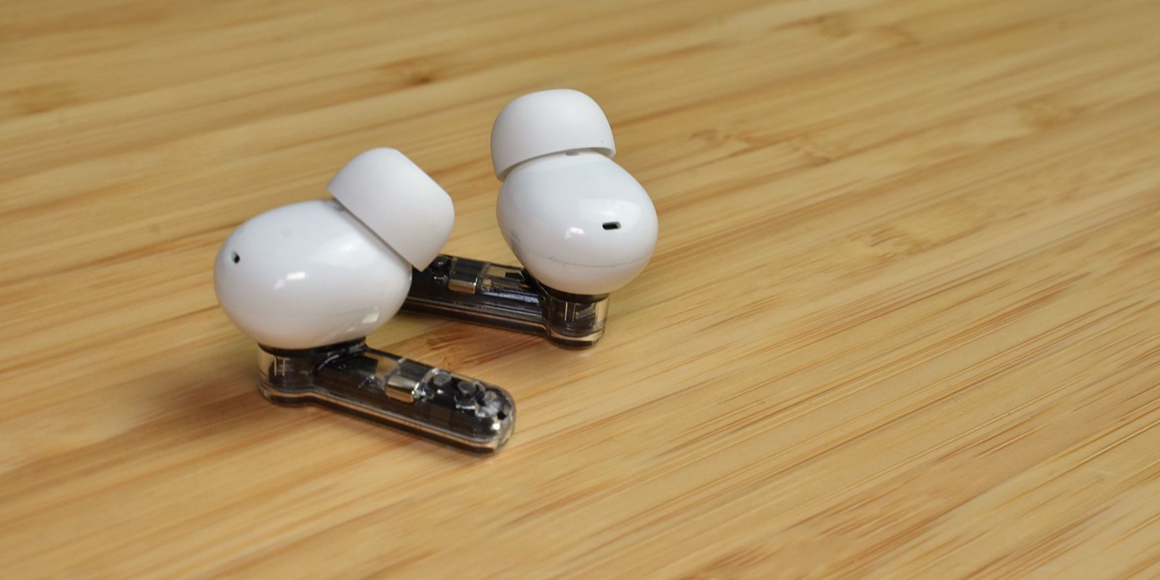 Tai nghe Nothing Ear(2) đặt ở mặt sau cạnh nhau
