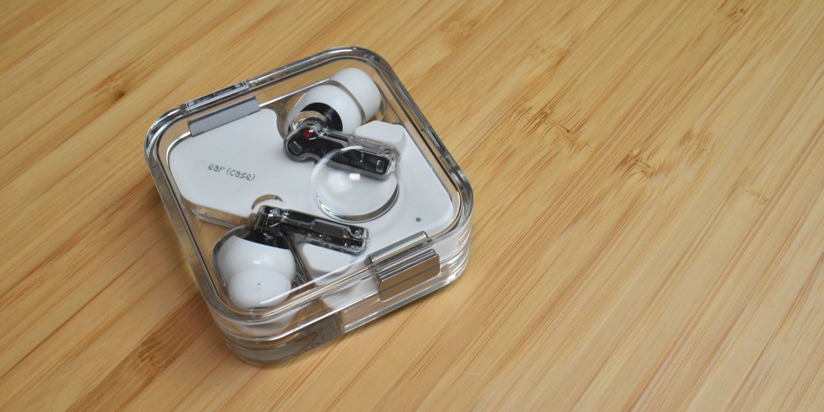 Tai nghe Nothing Ear(2) trong hộp đựng từ trên xuống