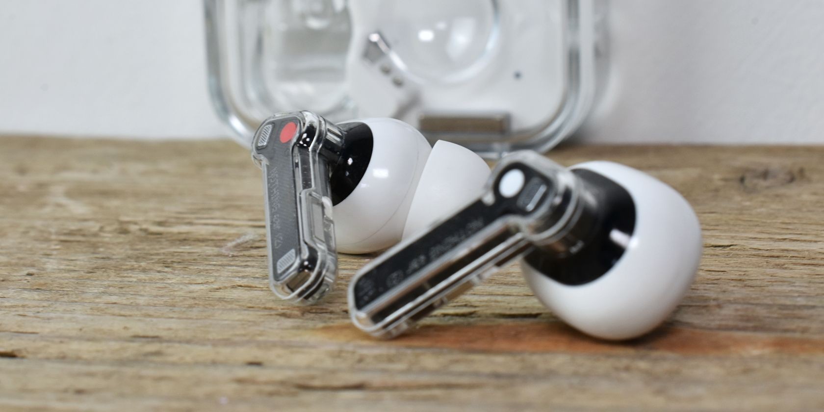 Tai nghe Nothing Ear(2) và hộp sạc bên cạnh nhau