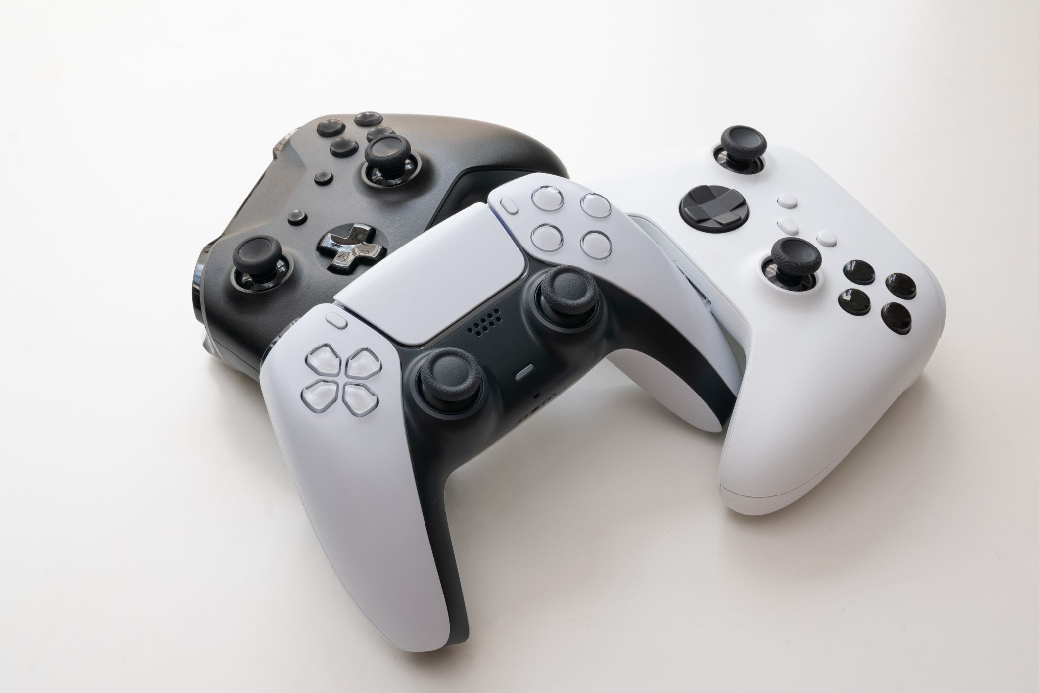 tay cầm của Xbox, PS5 và Switch trên nền trắng