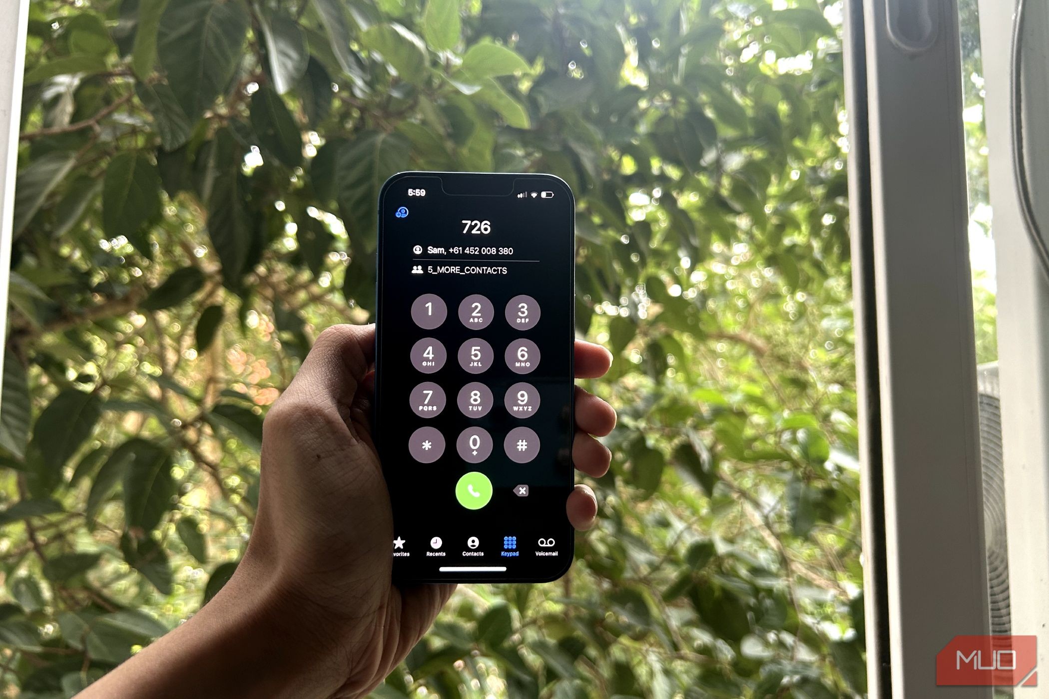 Tay cầm iPhone hiển thị T9 Dialing trong ứng dụng Phone