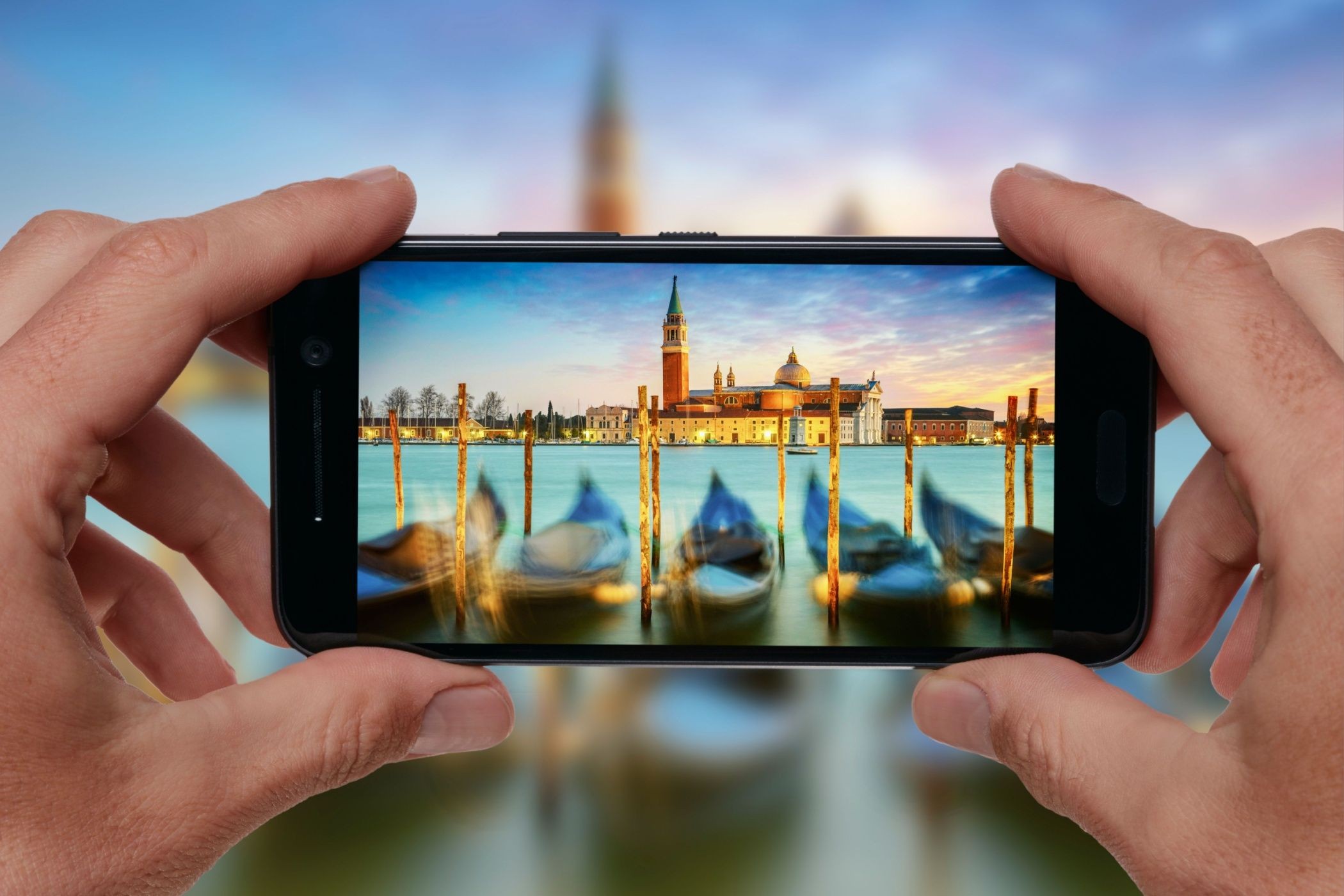 Tay chụp ảnh Venice, Ý trong ánh sáng hoàng hôn bằng máy ảnh điện thoại