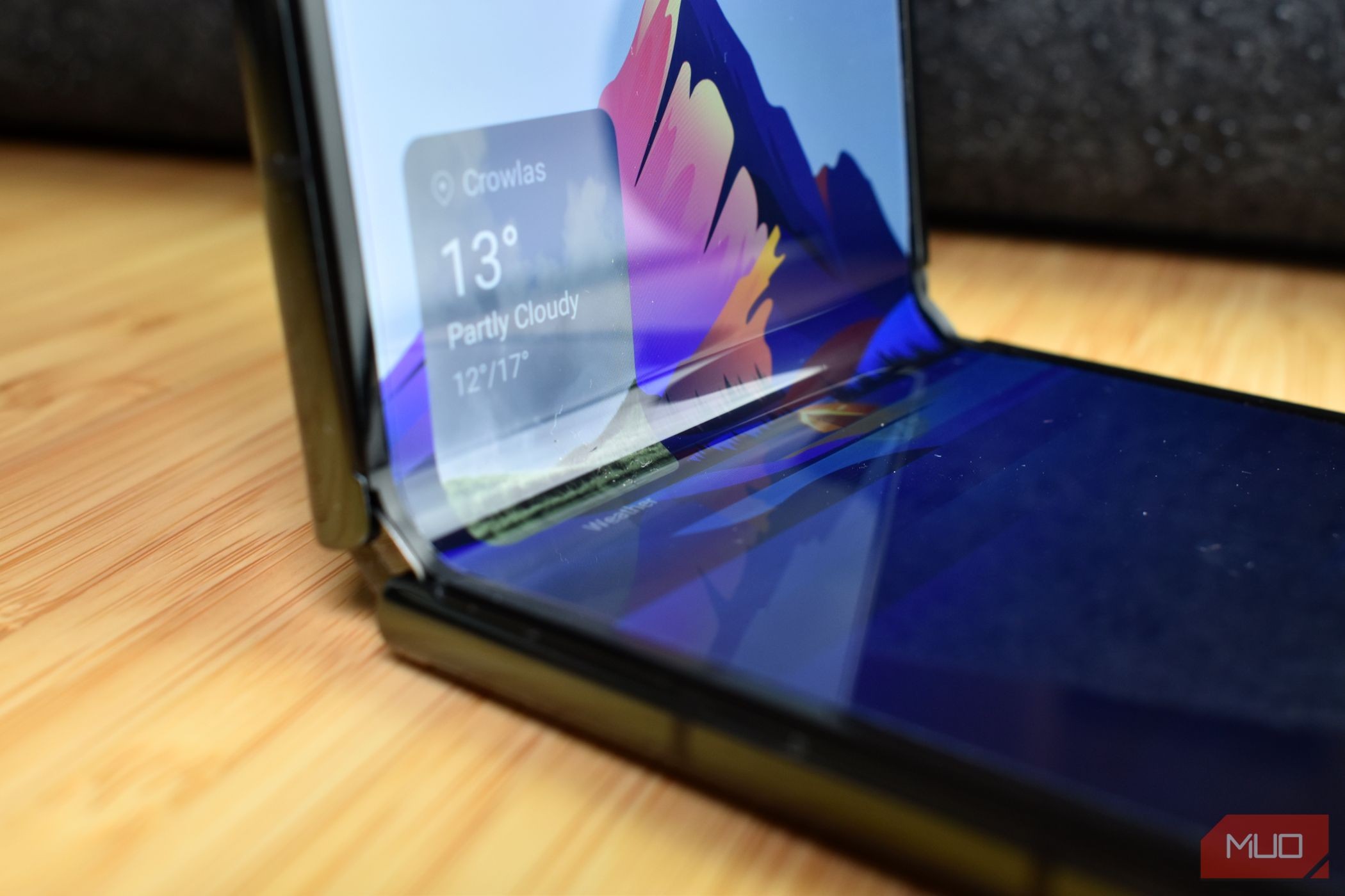 Tecno Phantom V Flip gập lại hiện bản lề gần