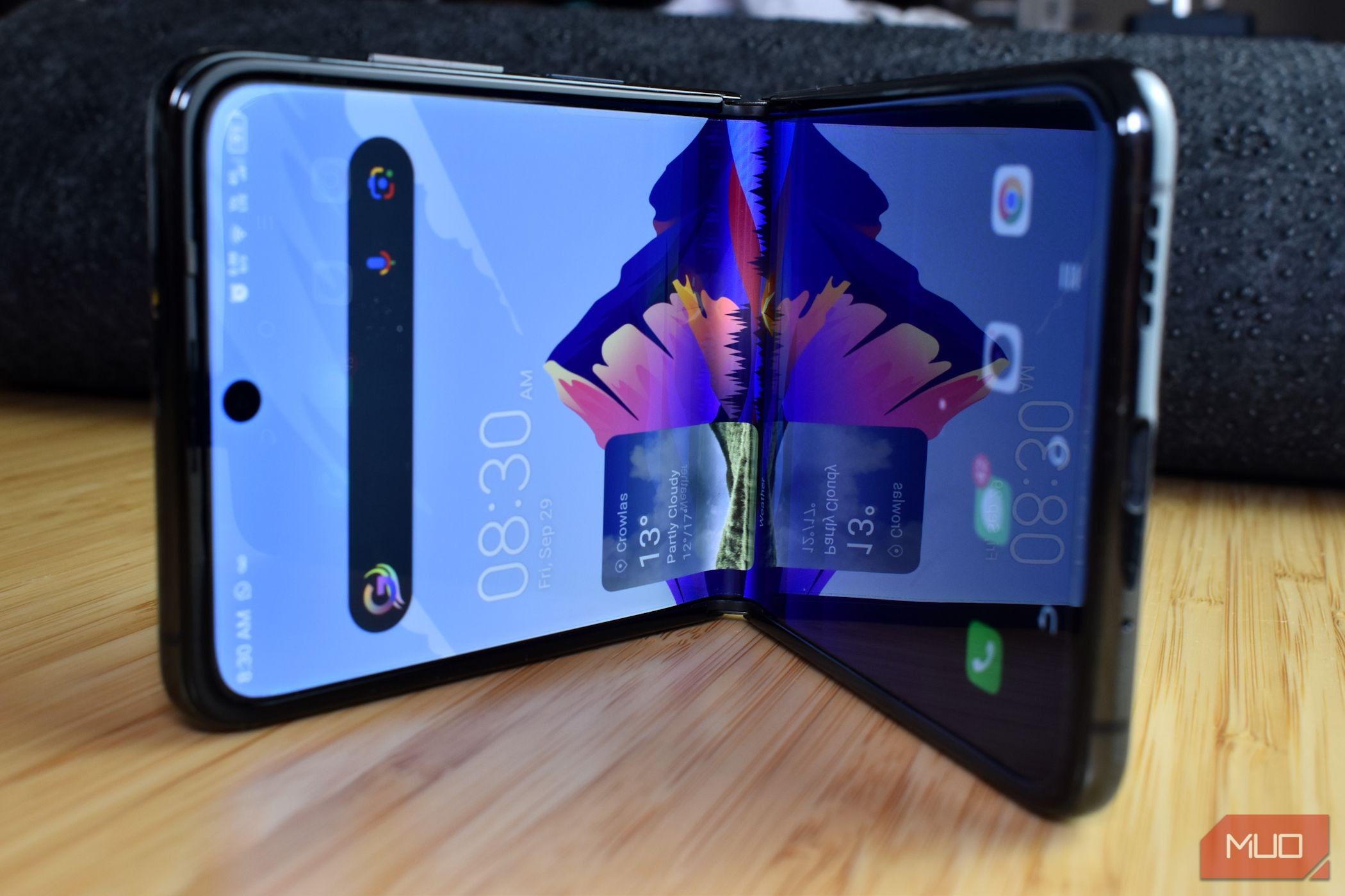 Tecno Phantom V Flip gập lại một nửa, nhìn từ bên cạnh