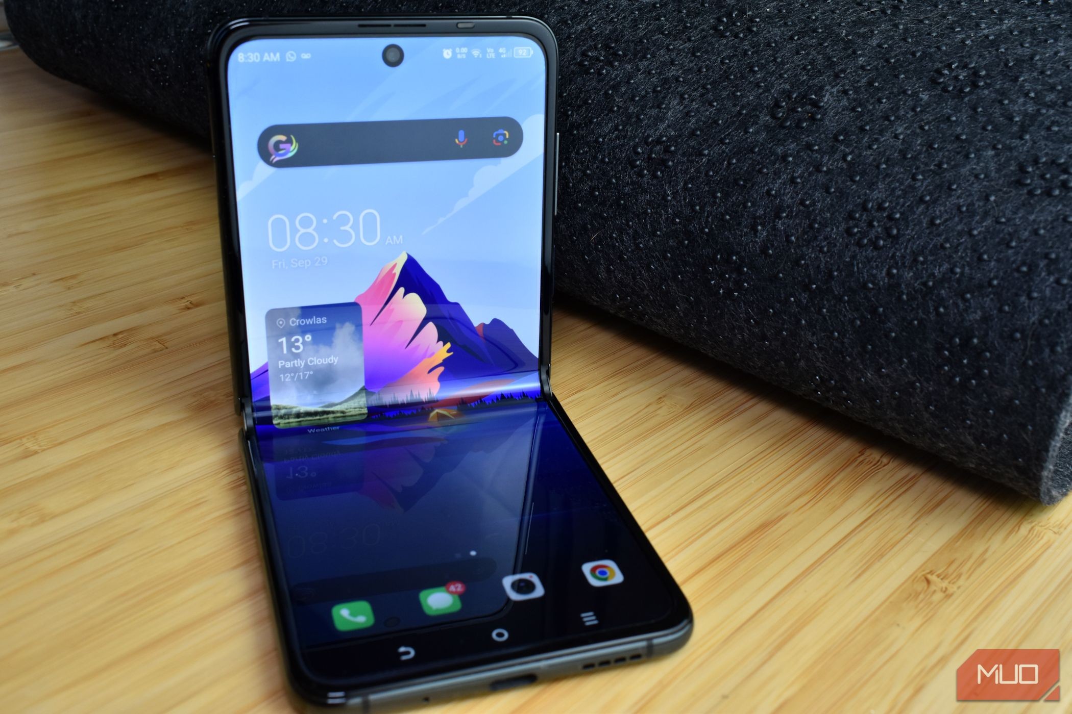 Tecno Phantom V Flip gập nửa hiển thị thời gian trên trang chủ