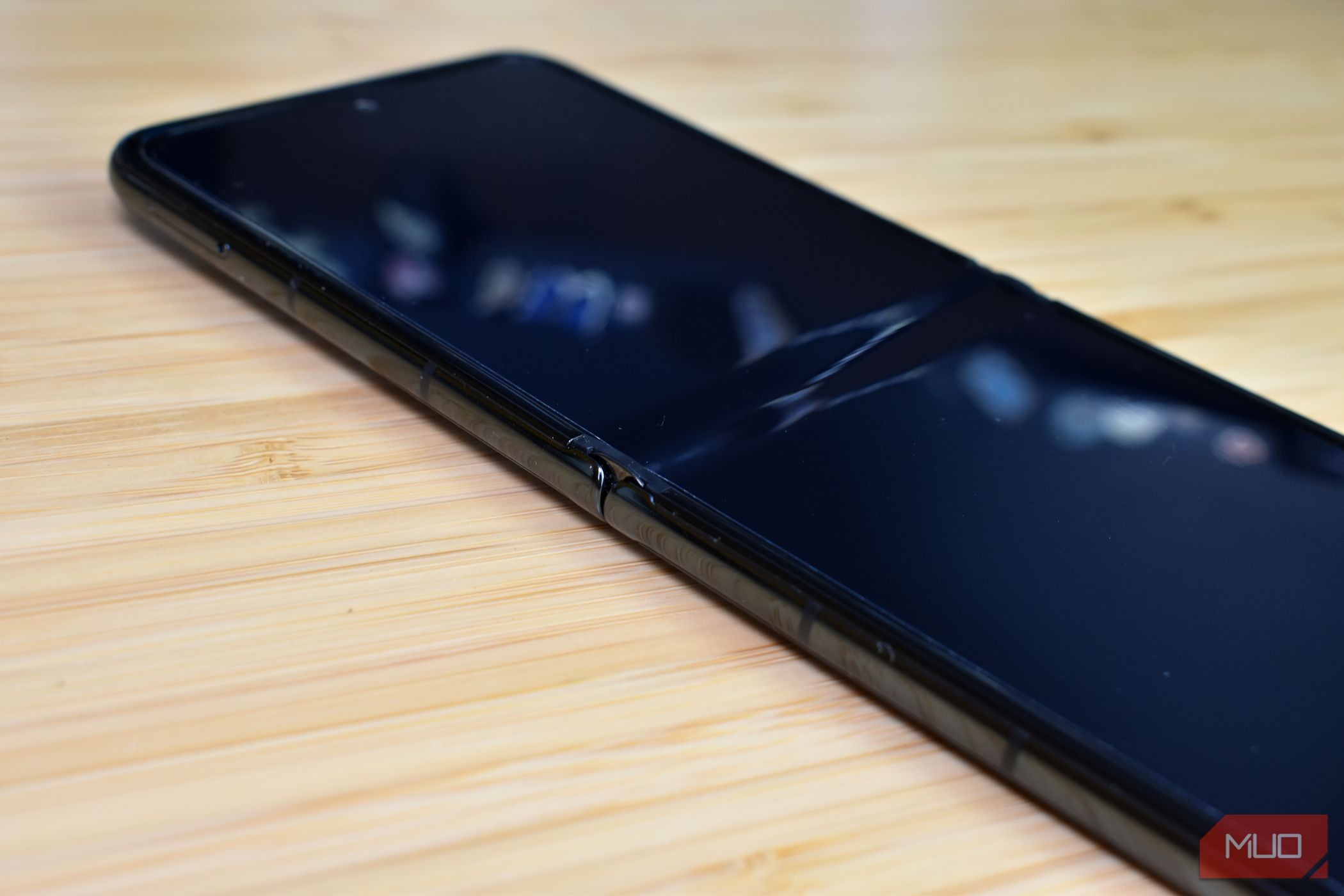 Tecno Phantom V Flip khi mở ra, hiển thị nếp gấp