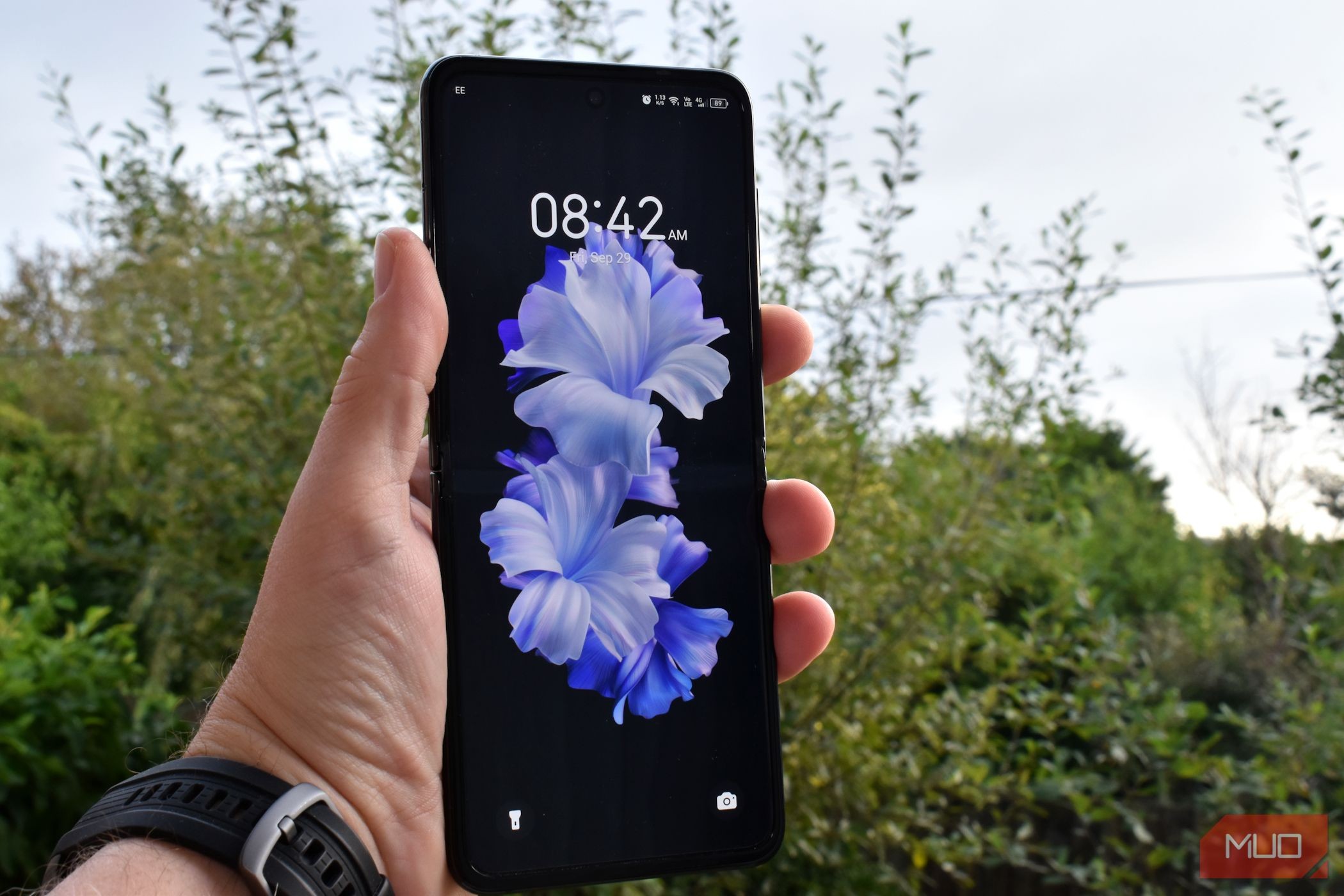 Tecno Phantom V Flip màn hình mở hoàn toàn trong tay
