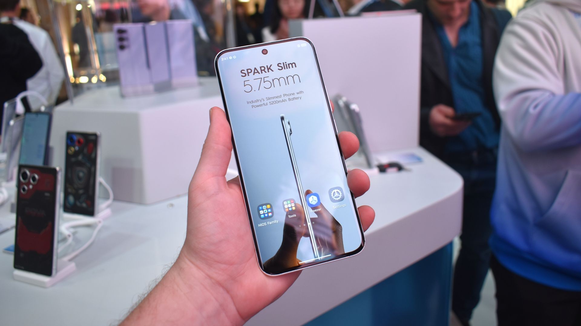 Tecno Spark Slim Concept điện thoại siêu mỏng tại MWC 2025.