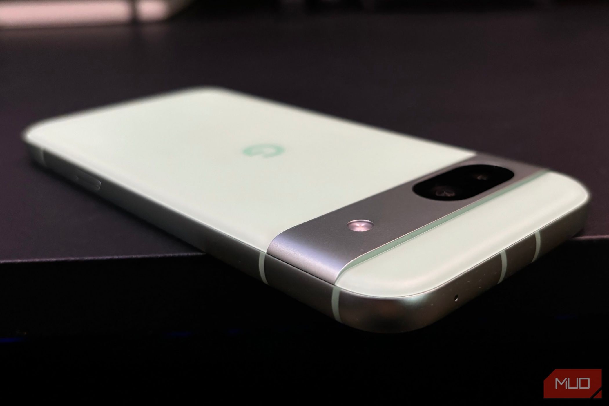 Thanh camera và ống kính trên Google Pixel 8a