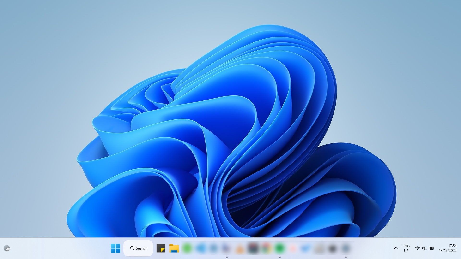Thanh tác vụ được phóng to trên Windows 11