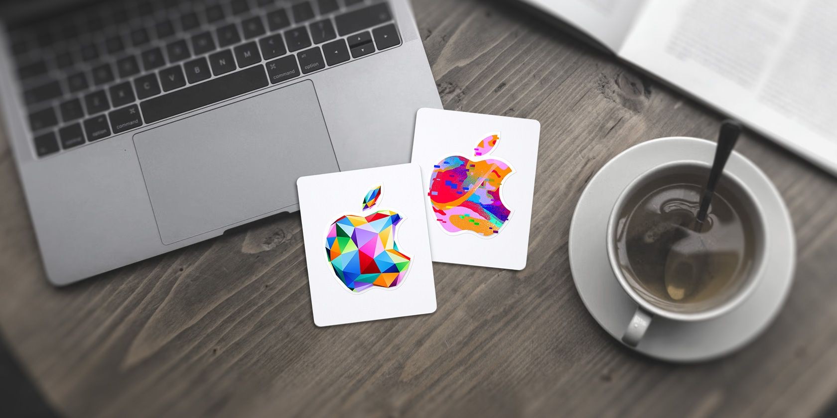 Thẻ quà tặng Apple trên bàn với Macbook