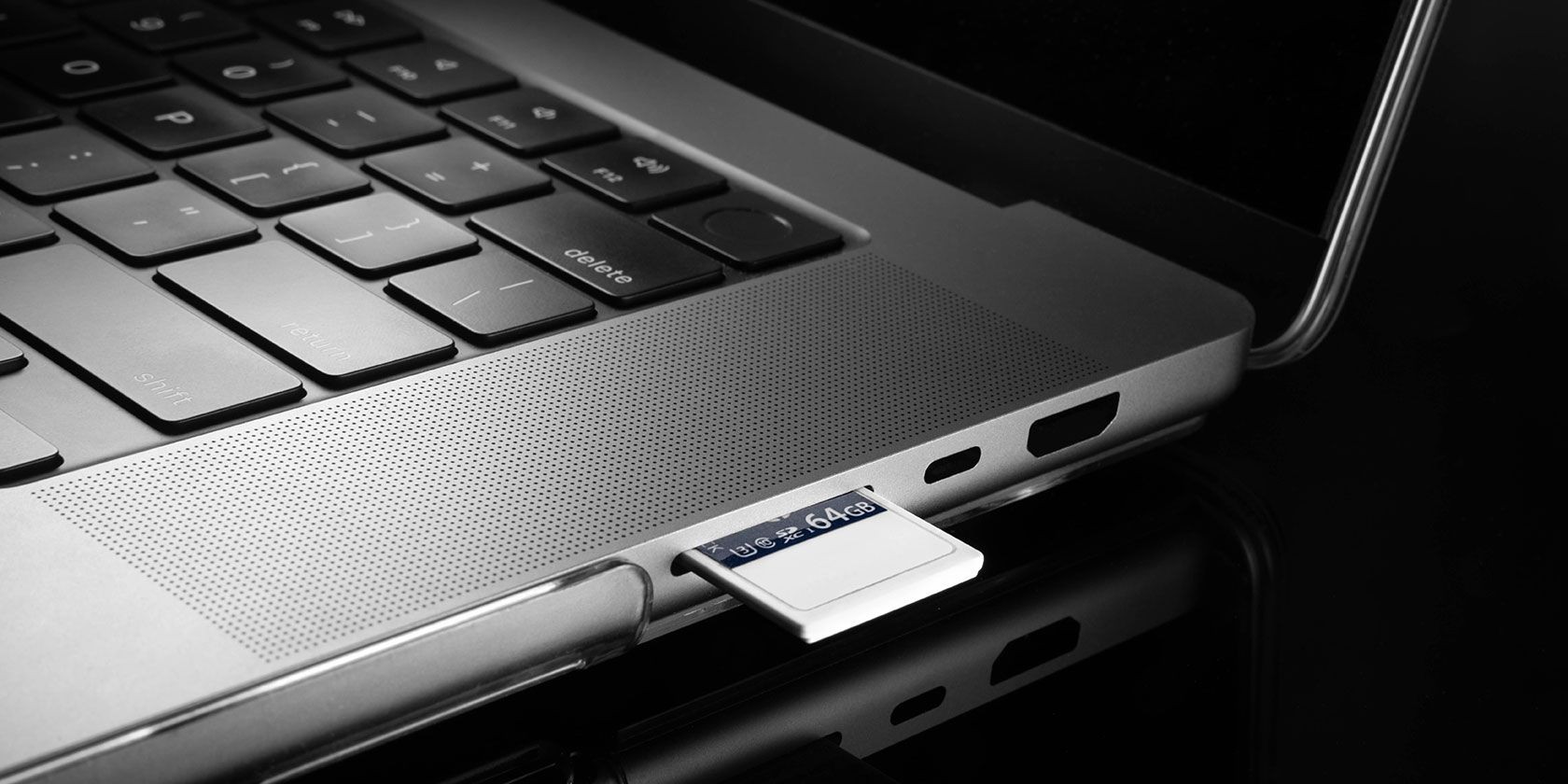 Thẻ SD được cắm vào khe cắm laptop
