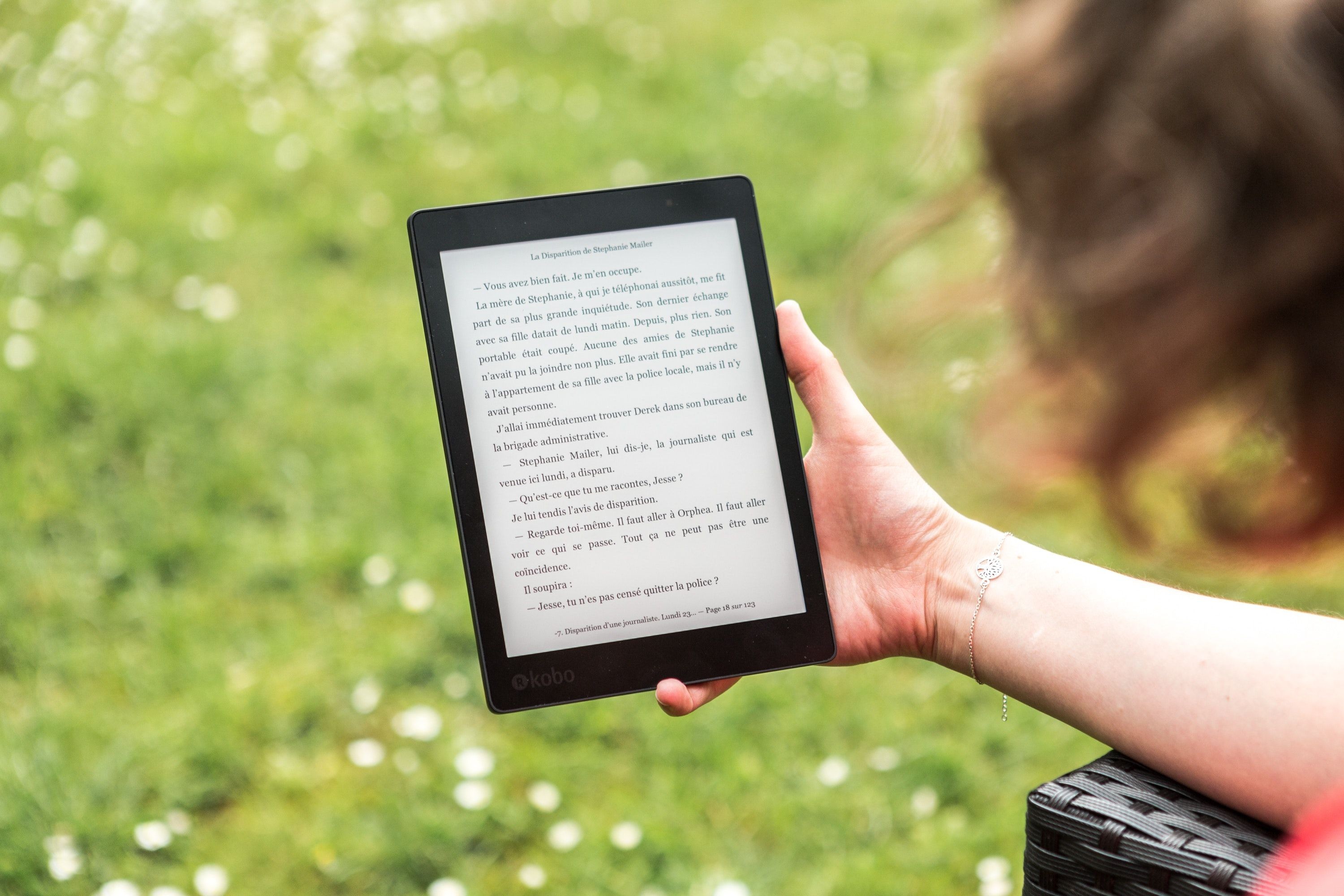 Thiết bị Kindle đặt trên cỏ ngoài trời