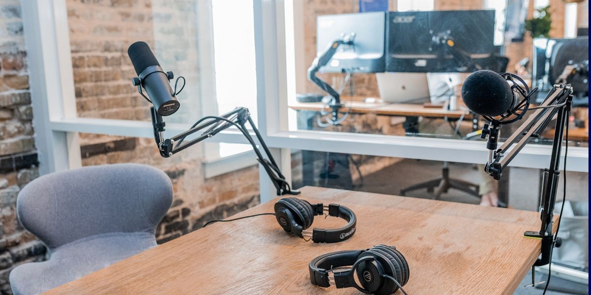 Thiết lập podcast trong phòng thu