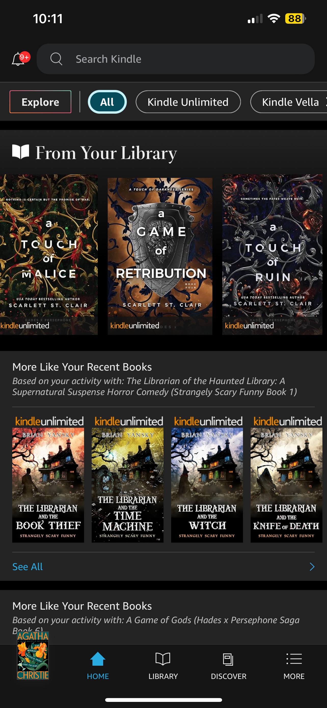 Thư viện ứng dụng đọc sách Kindle với cuốn sách &quot;A Game of Retribution&quot; của Scarlett St. Clair dưới dạng sách điện tử