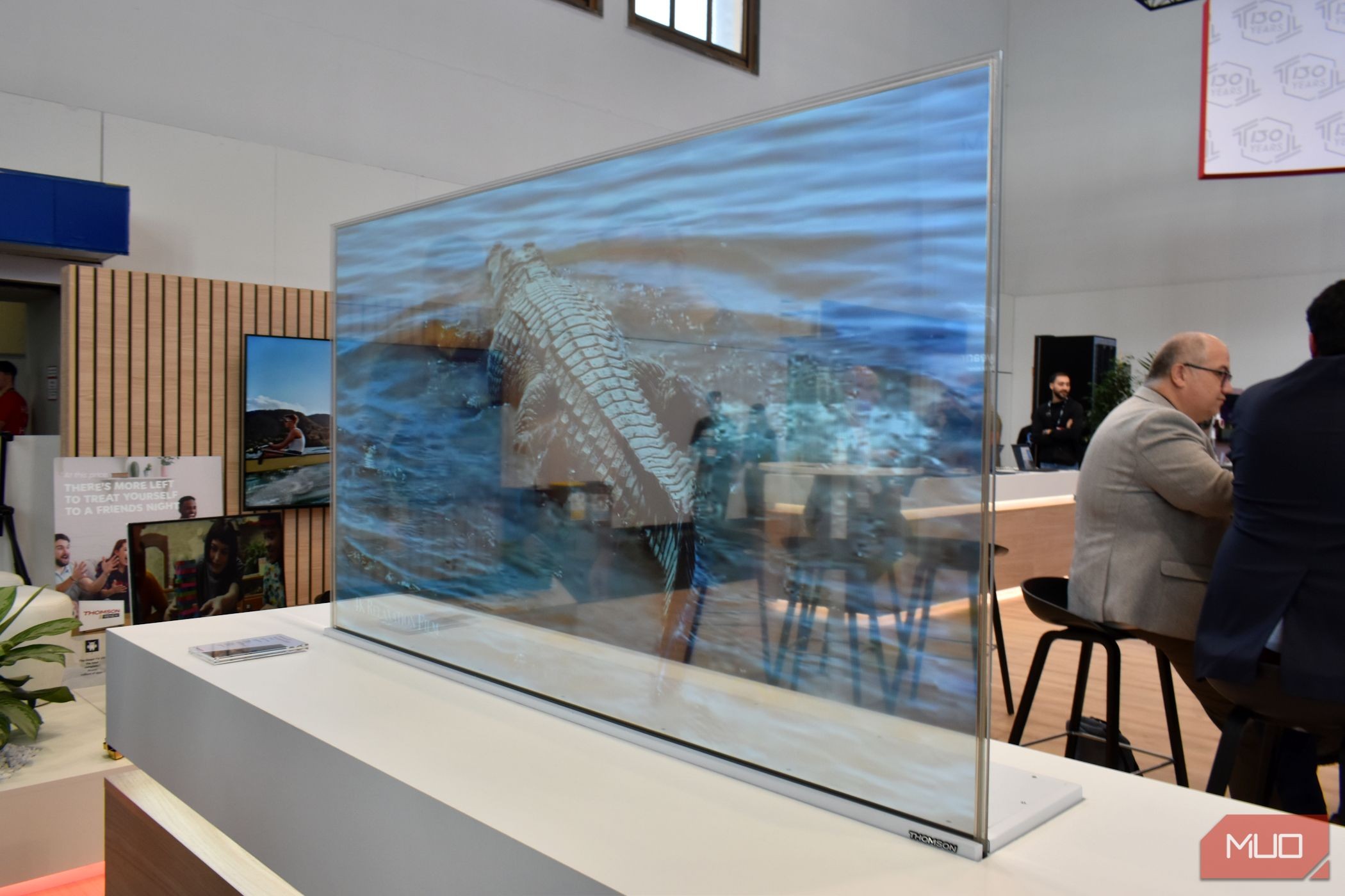 Ti vi OLED Thomson Scenium trong suốt trưng bày tại IFA 2023