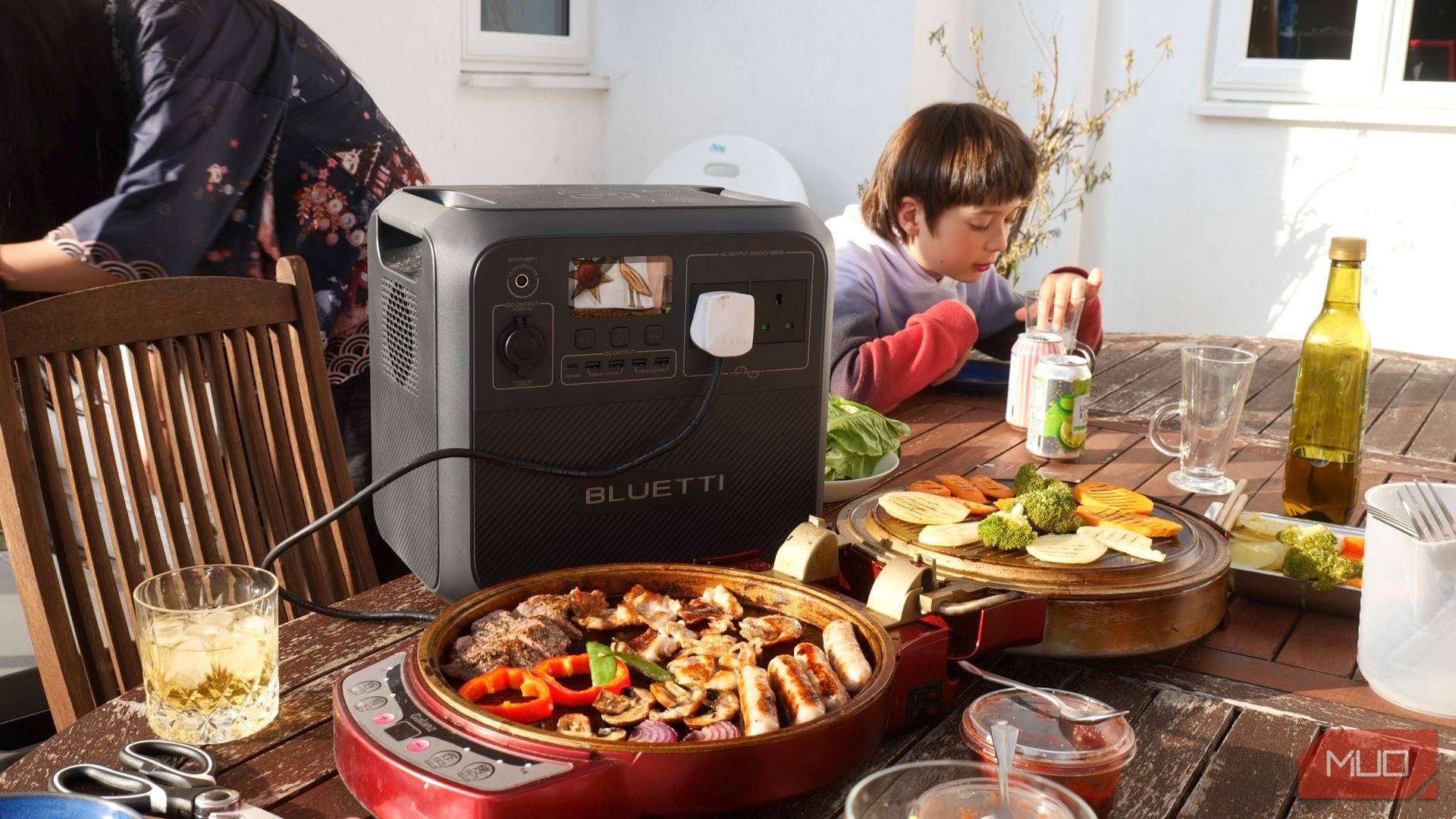 Trạm năng lượng di động Bluetti AC180 sử dụng cho bếp nướng BBQ