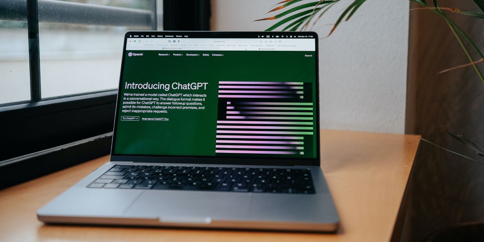 Trang chủ của ChatGPT hiển thị trên màn hình laptop