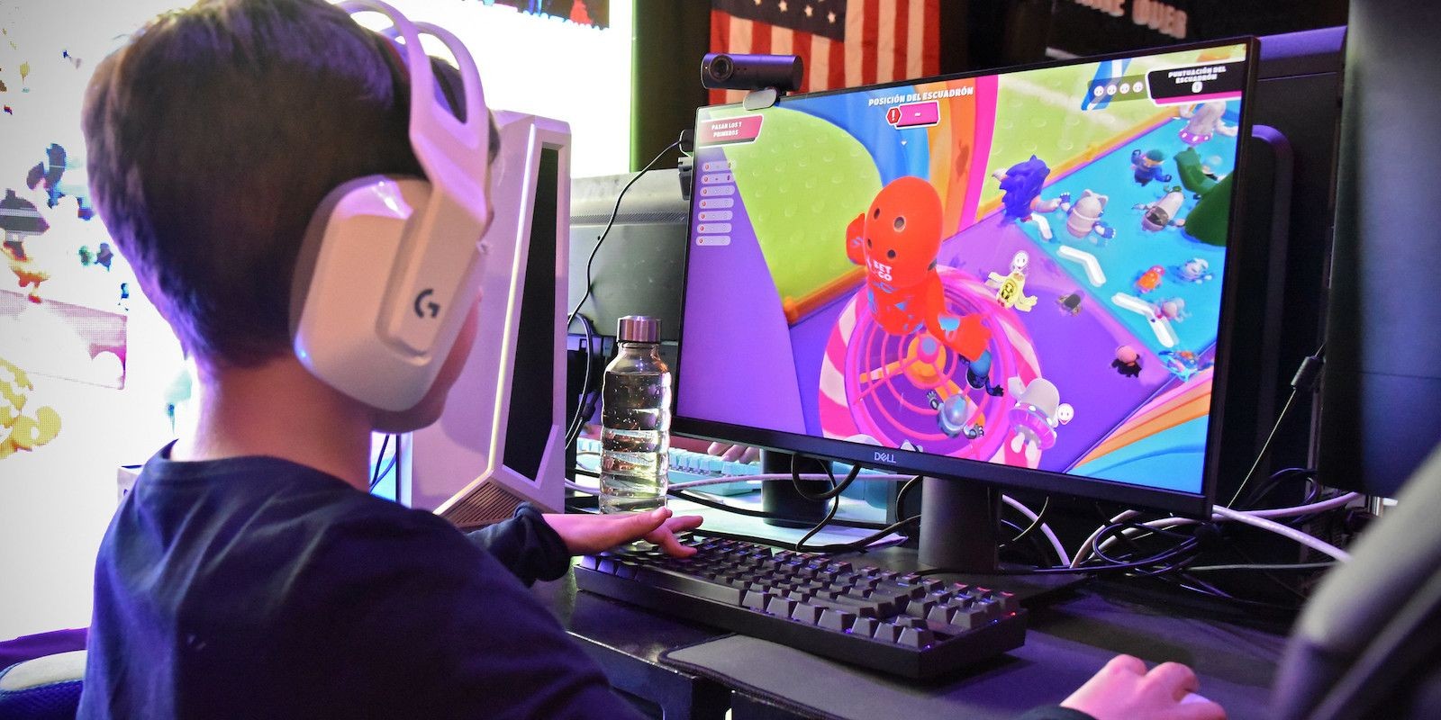 Trẻ Em Chơi Game Fall Guys Trên Màn Hình Lớn