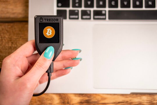 Trezor Model T trong sử dụng