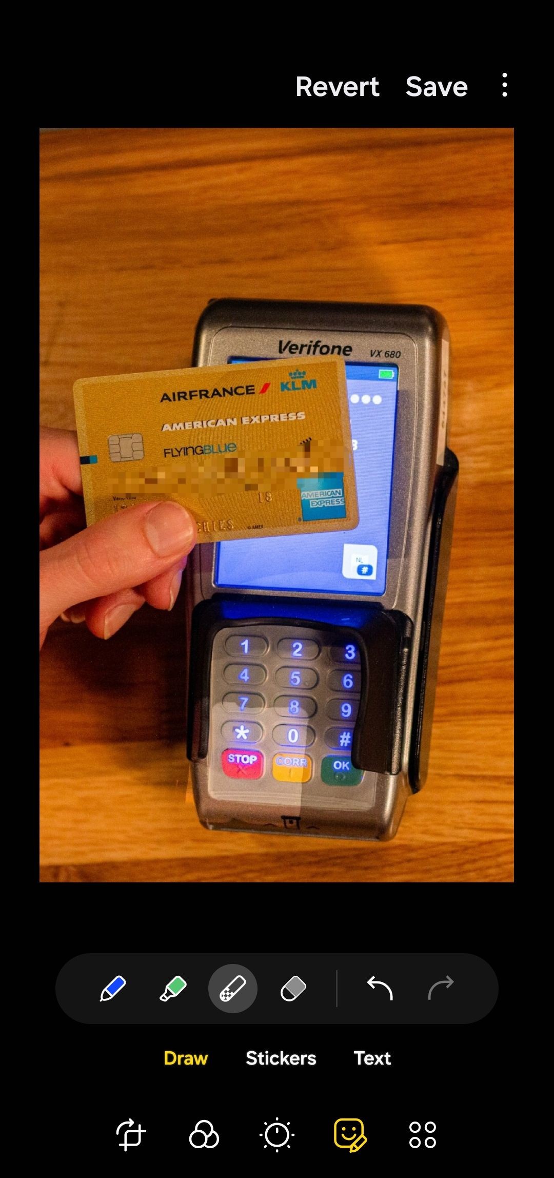 Ứng dụng Gallery của Samsung hiển thị ảnh thẻ tín dụng với số thẻ đã làm mờ