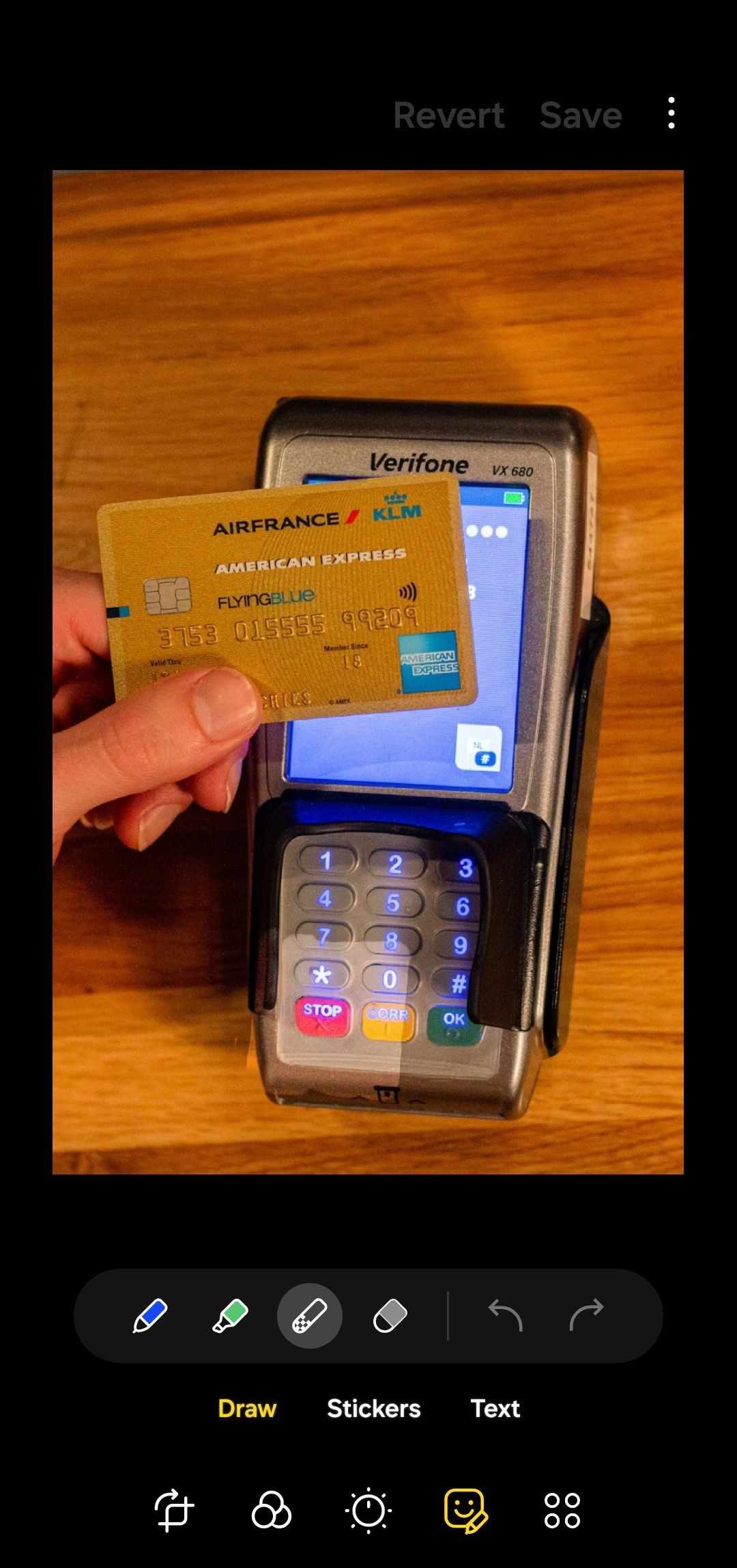 Ứng dụng Gallery của Samsung hiển thị trình chỉnh sửa ảnh với ảnh thẻ tín dụng