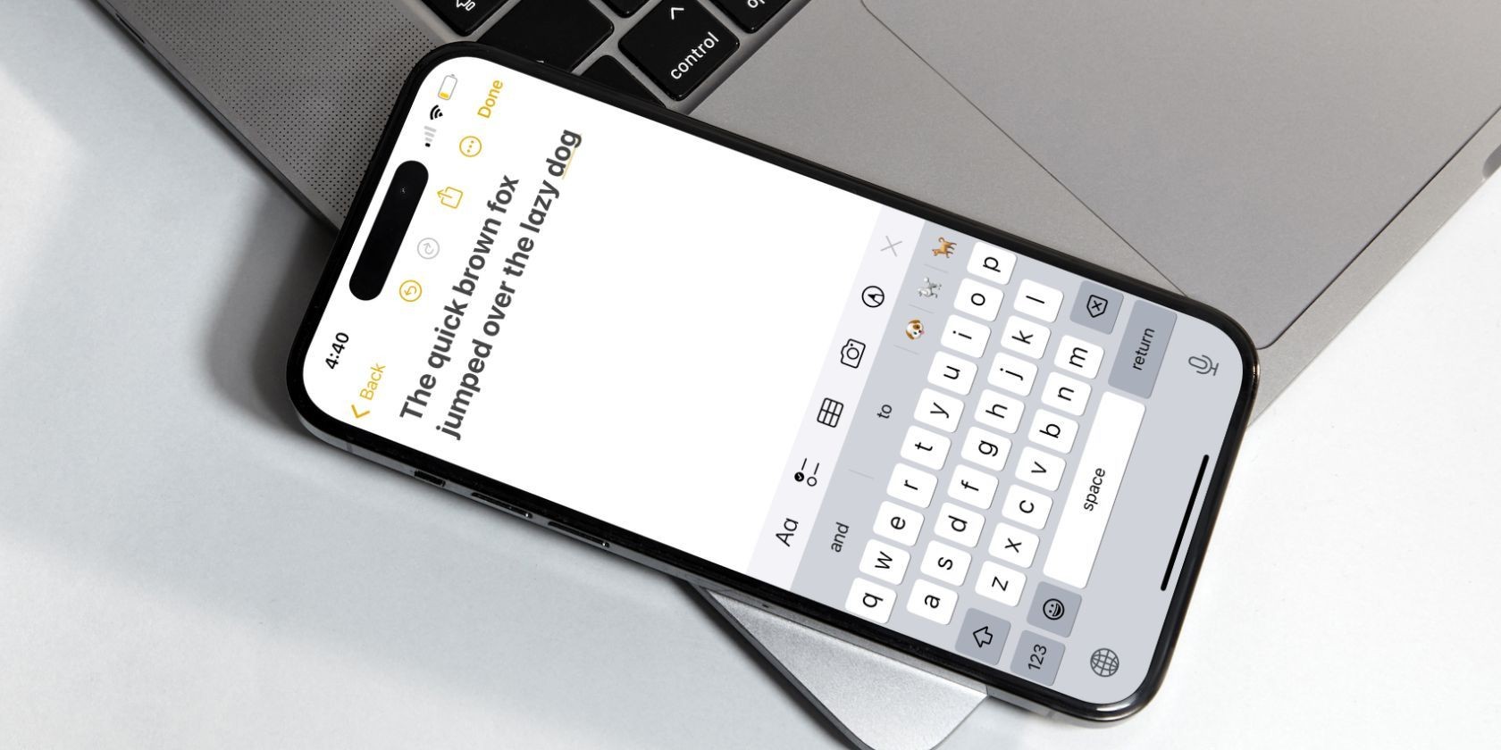 Ứng dụng Ghi Chú trên iPhone hiển thị bàn phím trên màn hình
