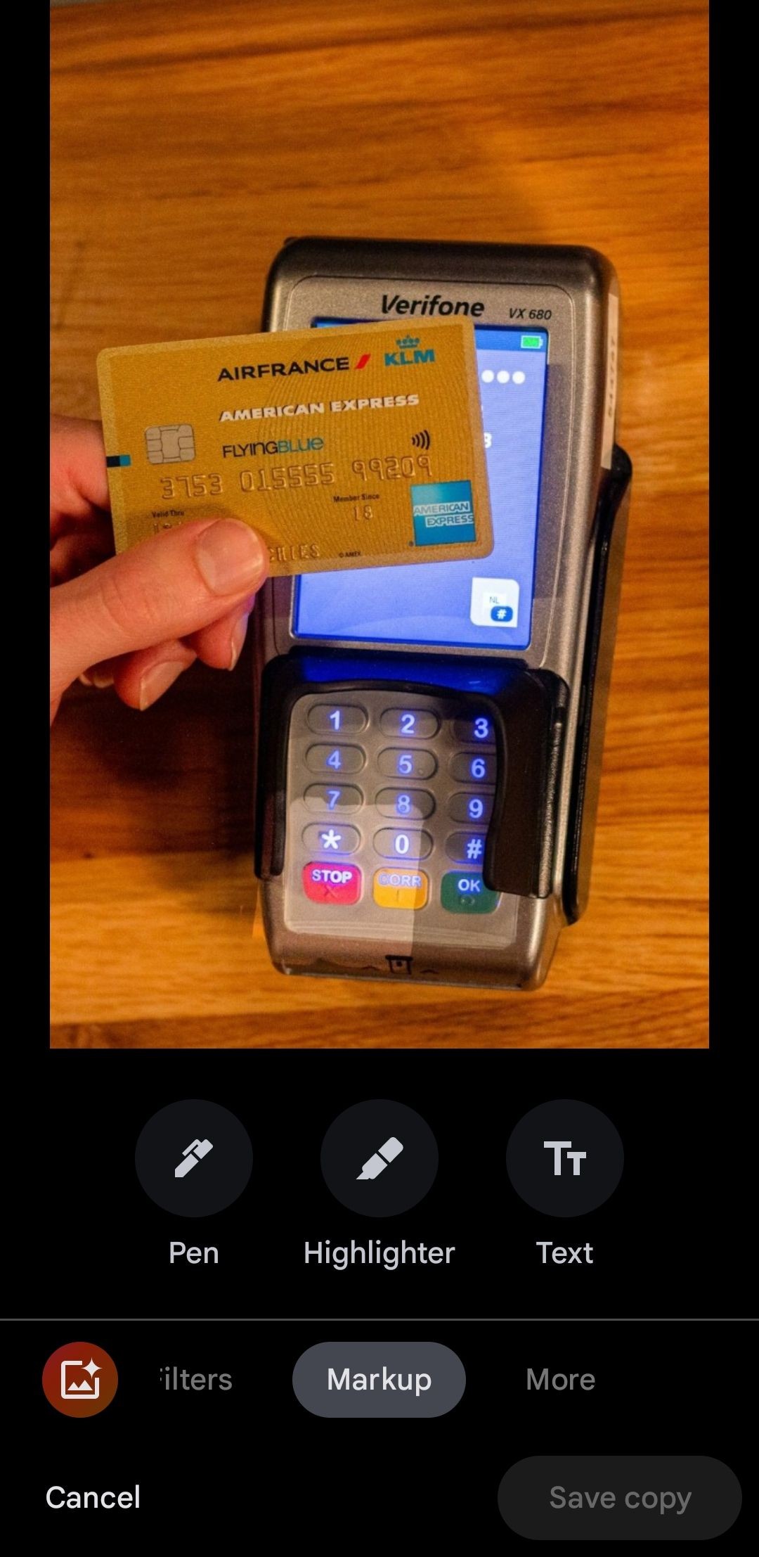 Ứng dụng Google Photos hiển thị ảnh thẻ tín dụng với công cụ Markup được chọn