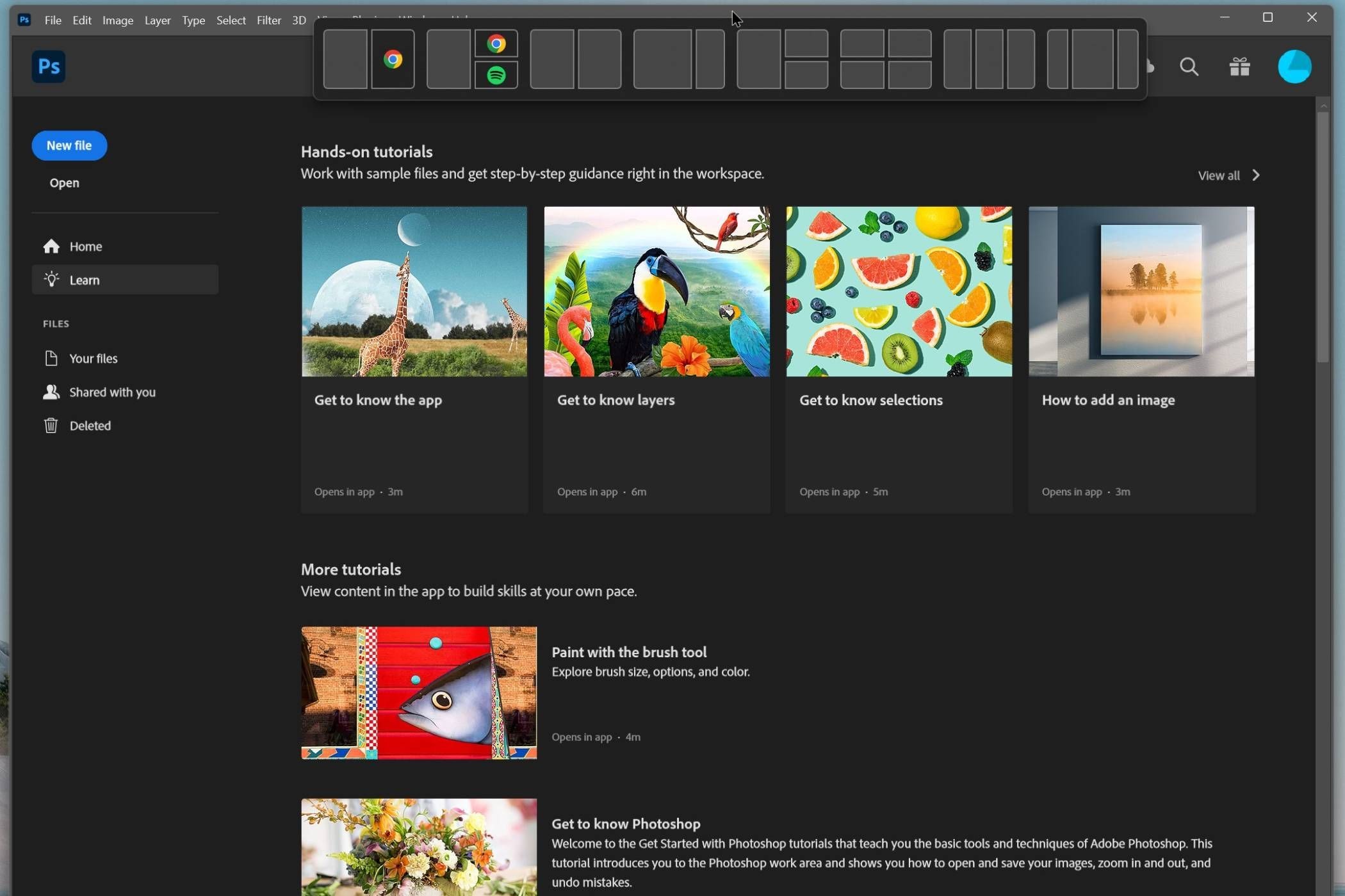 Ứng dụng Photoshop được kéo lên đầu màn hình với bảng chọn popup của Windows Snap Layouts