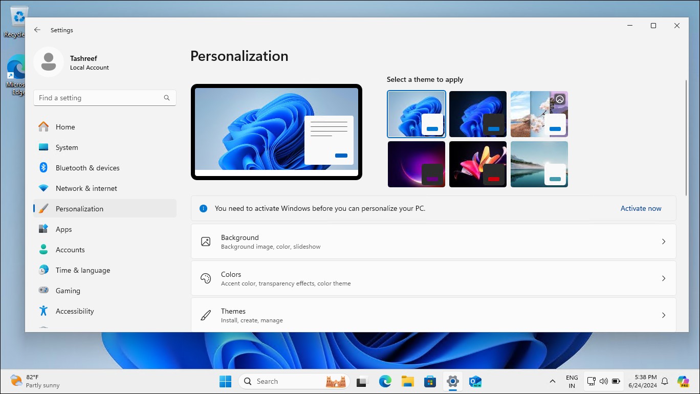 Ứng dụng Settings của Windows 11 hiển thị các tùy chọn cá nhân hóa bị làm mờ