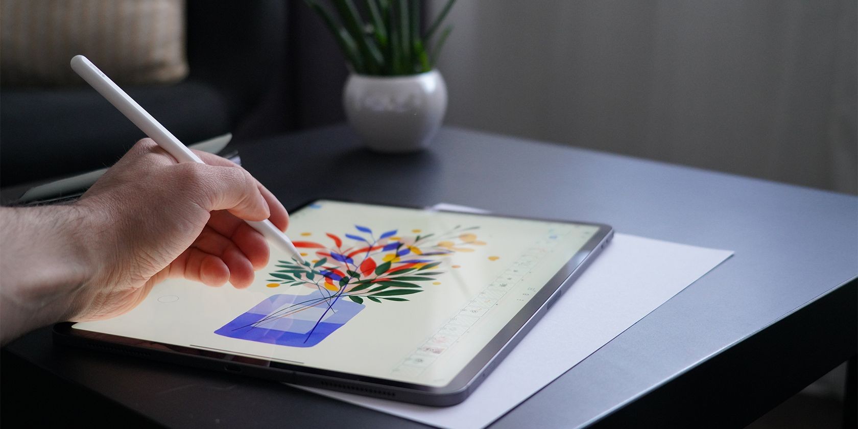 Vẽ tay trên iPad.