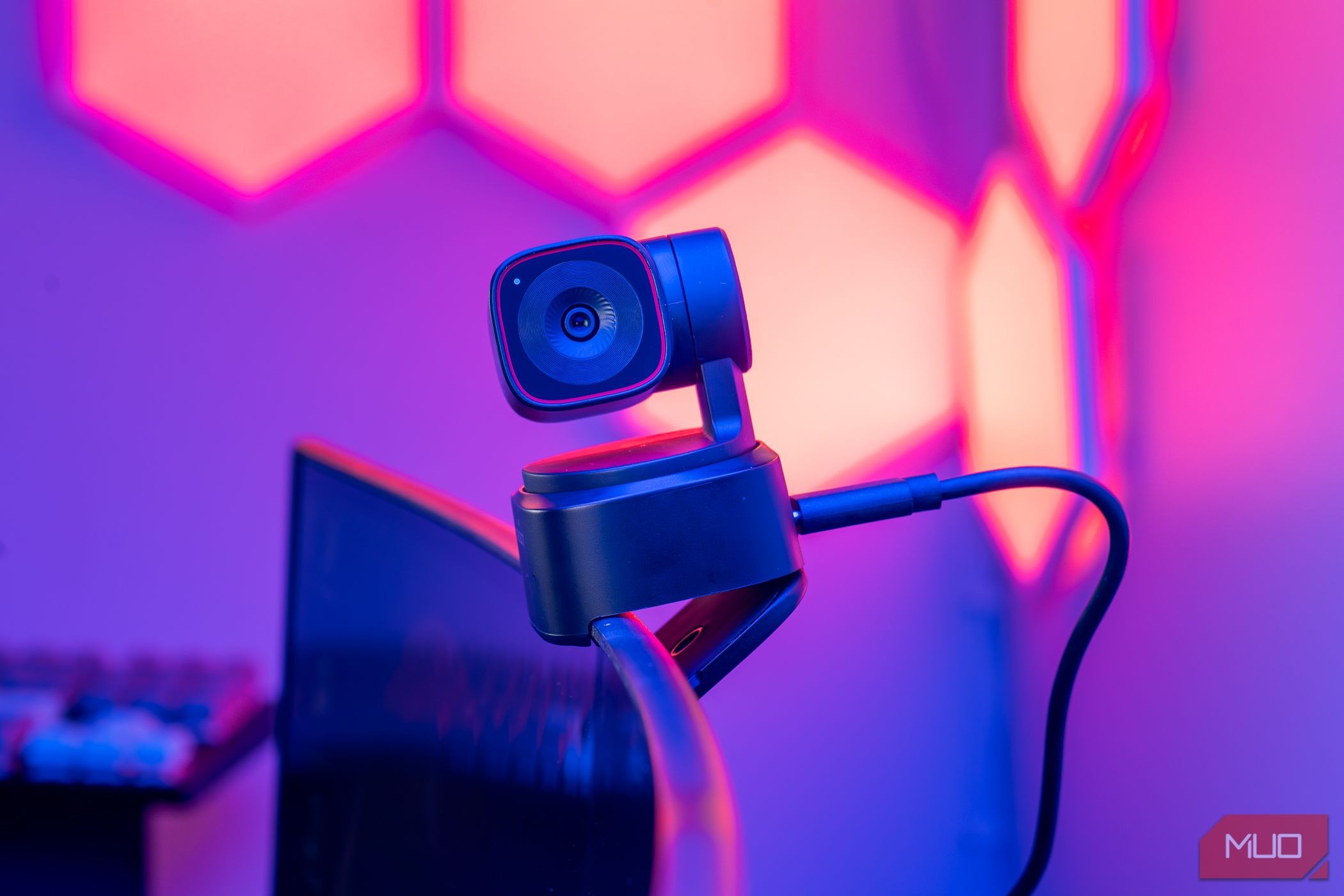 Webcam OBSBOT Tiny 2 Lite gắn trên màn hình và quay sang bên