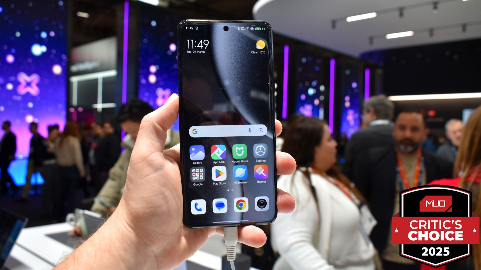 Xiaomi 15 Ultra màn hình phía trước tại MWC 2025 với giải thưởng.